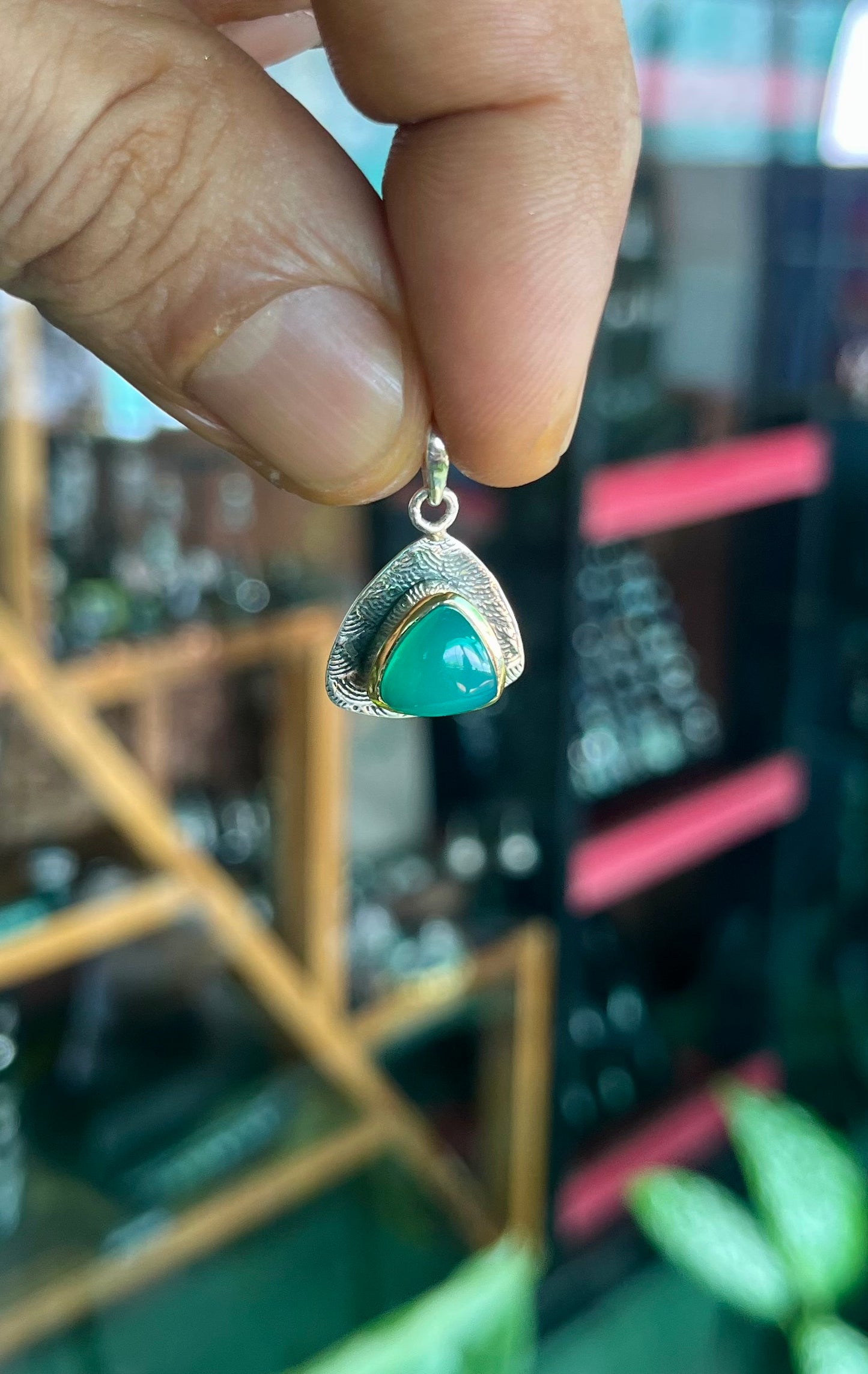 Handgefertigter grüner Onyx-Dreiecksanhänger aus massivem Silber