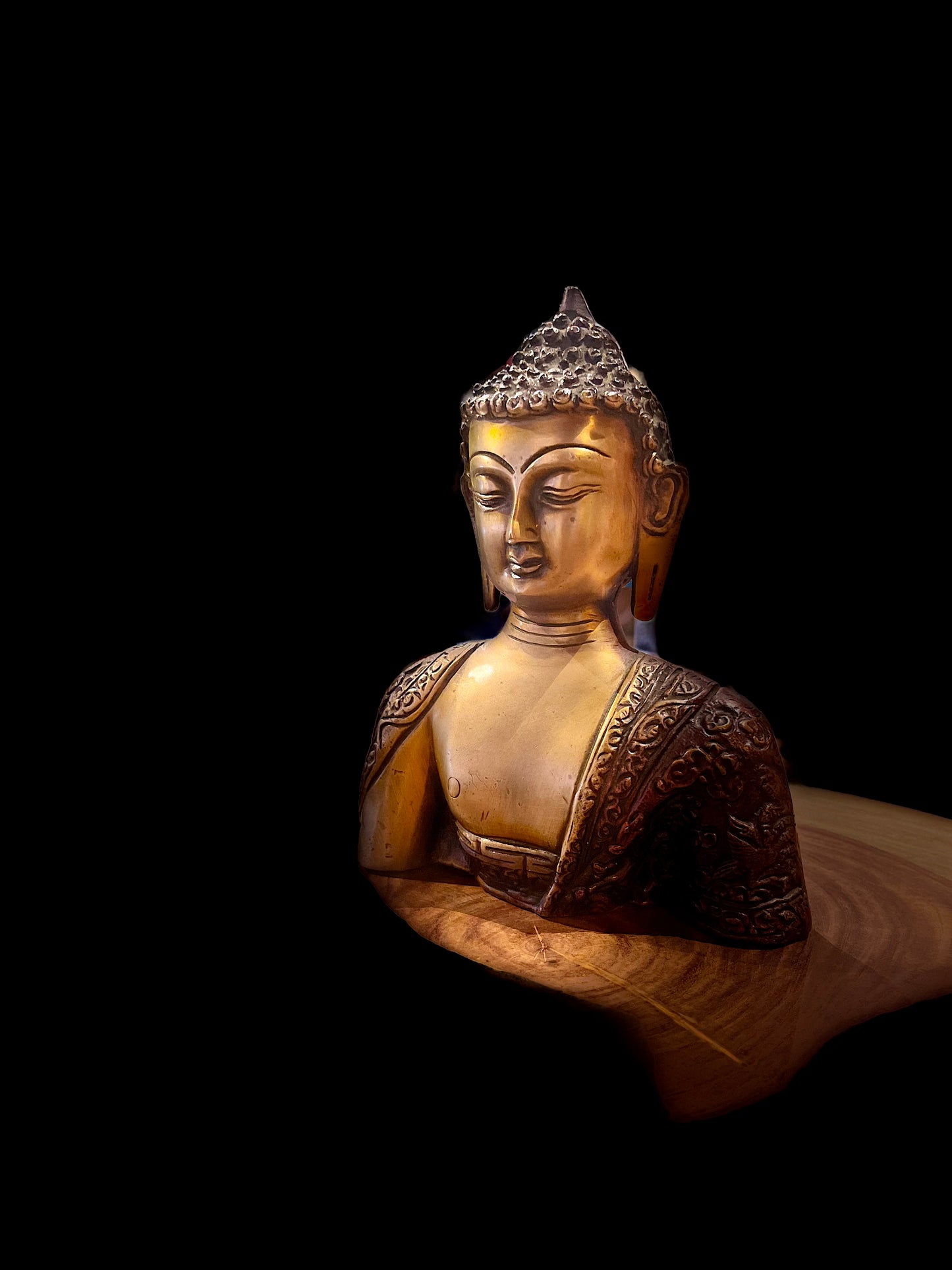 Eleganter Buddha-Kopf mit aufwendig gravierter Messingstatue