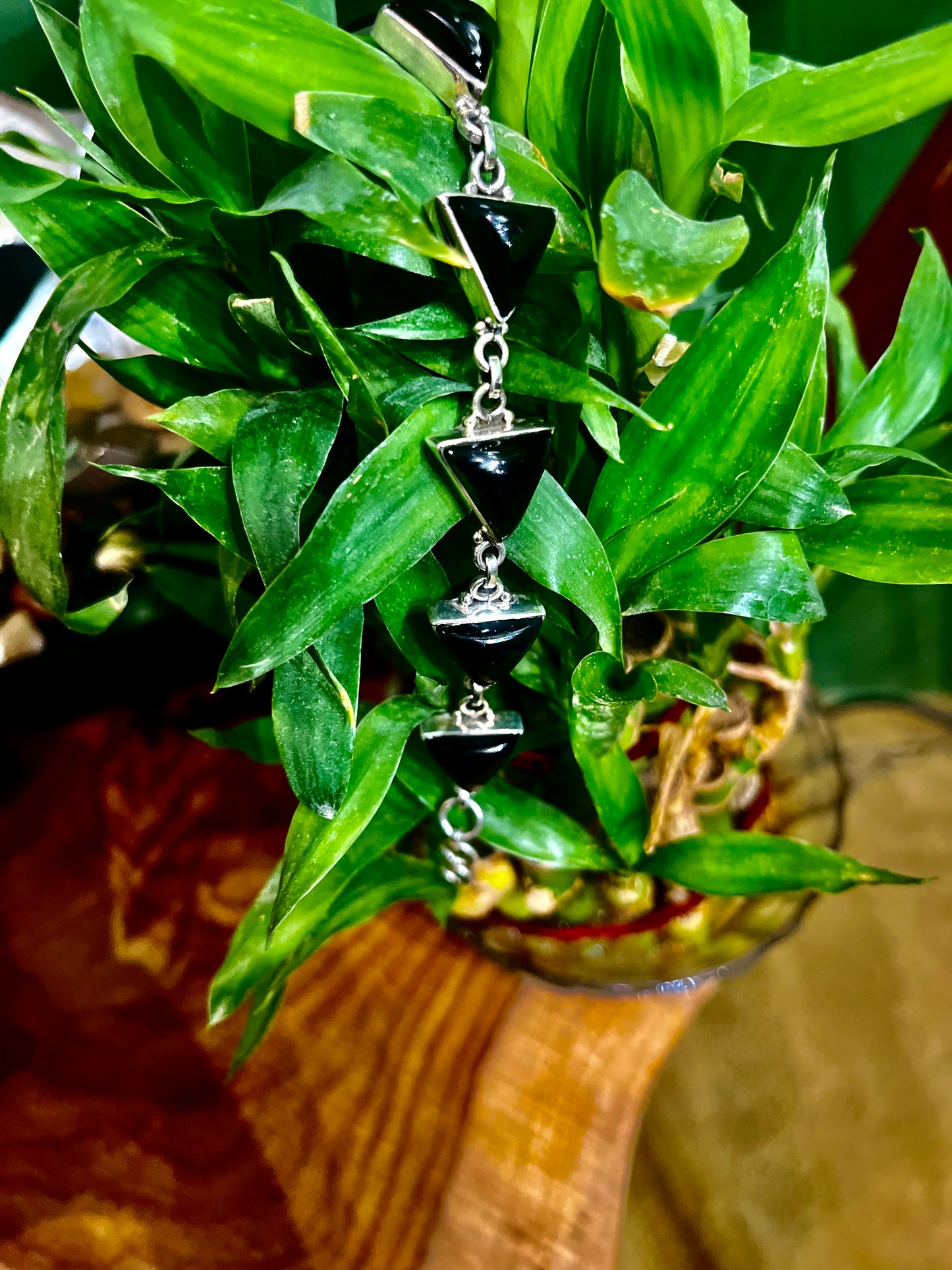 🌟„Mitternächtliche Eleganz: Schwarzes Onyx-Dreiecksarmband“🌟