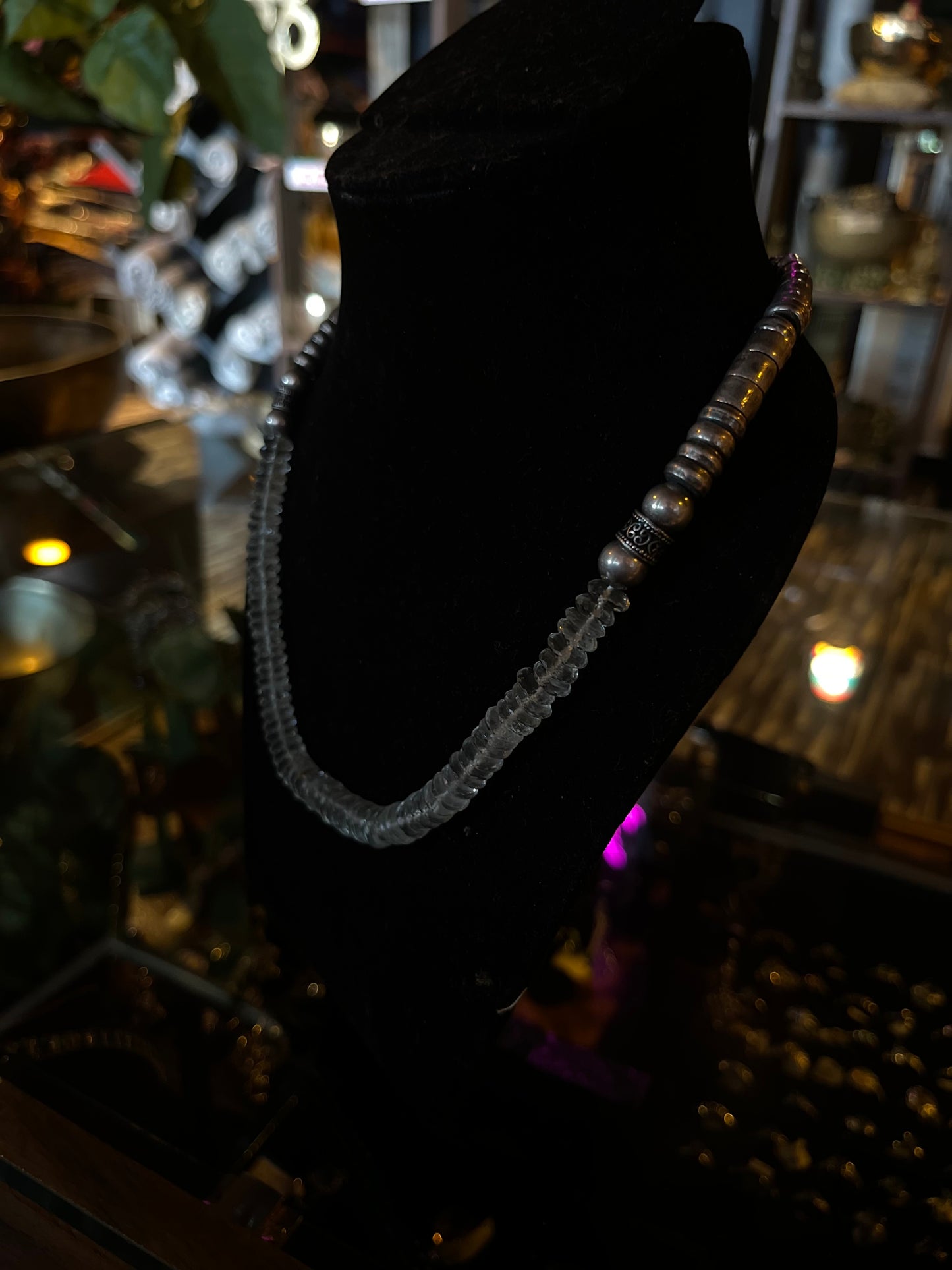 Exquisites Aquamarin-Collier mit handgearbeiteten Silberakzenten