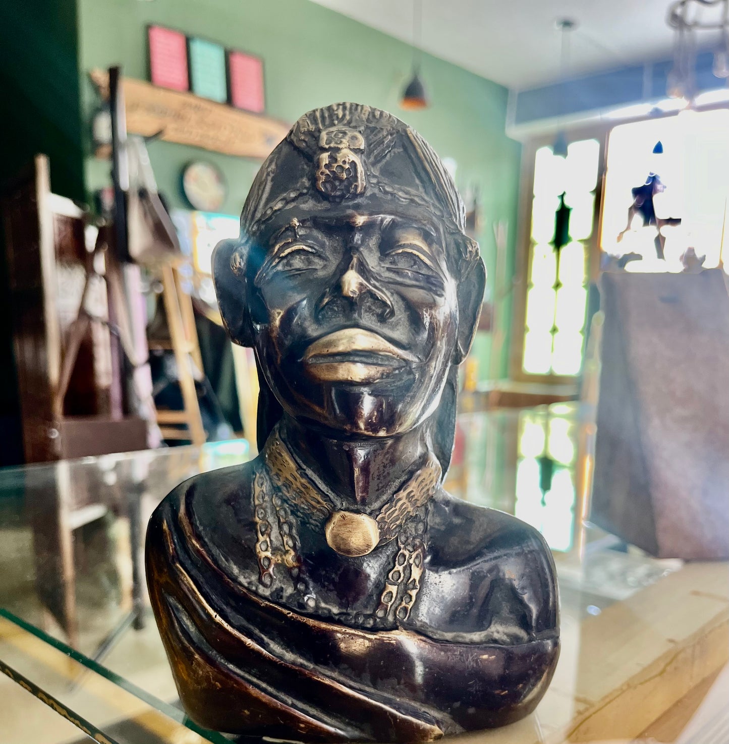 „Zeitlose Eleganz: Die Bronzestatuen antiker afrikanischer Frauen“