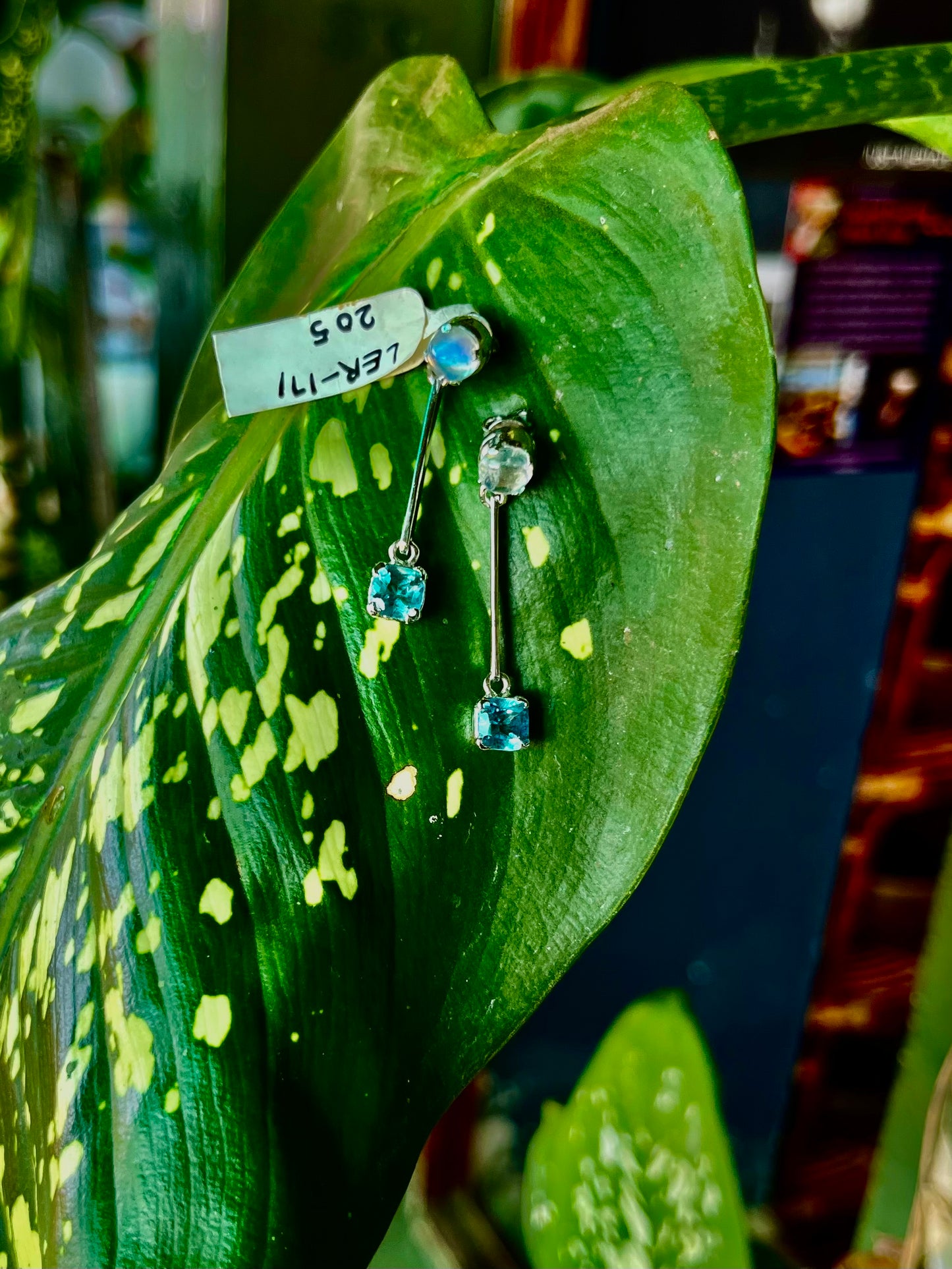Elegante Ohrhänger aus blauem Topas und Mondstein in 92.5 Silber