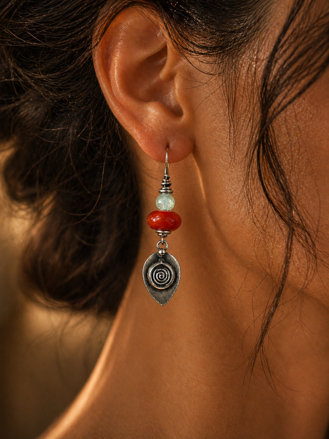 Elegante Spiralohrringe mit Karneol- und Aquamarinsteinen