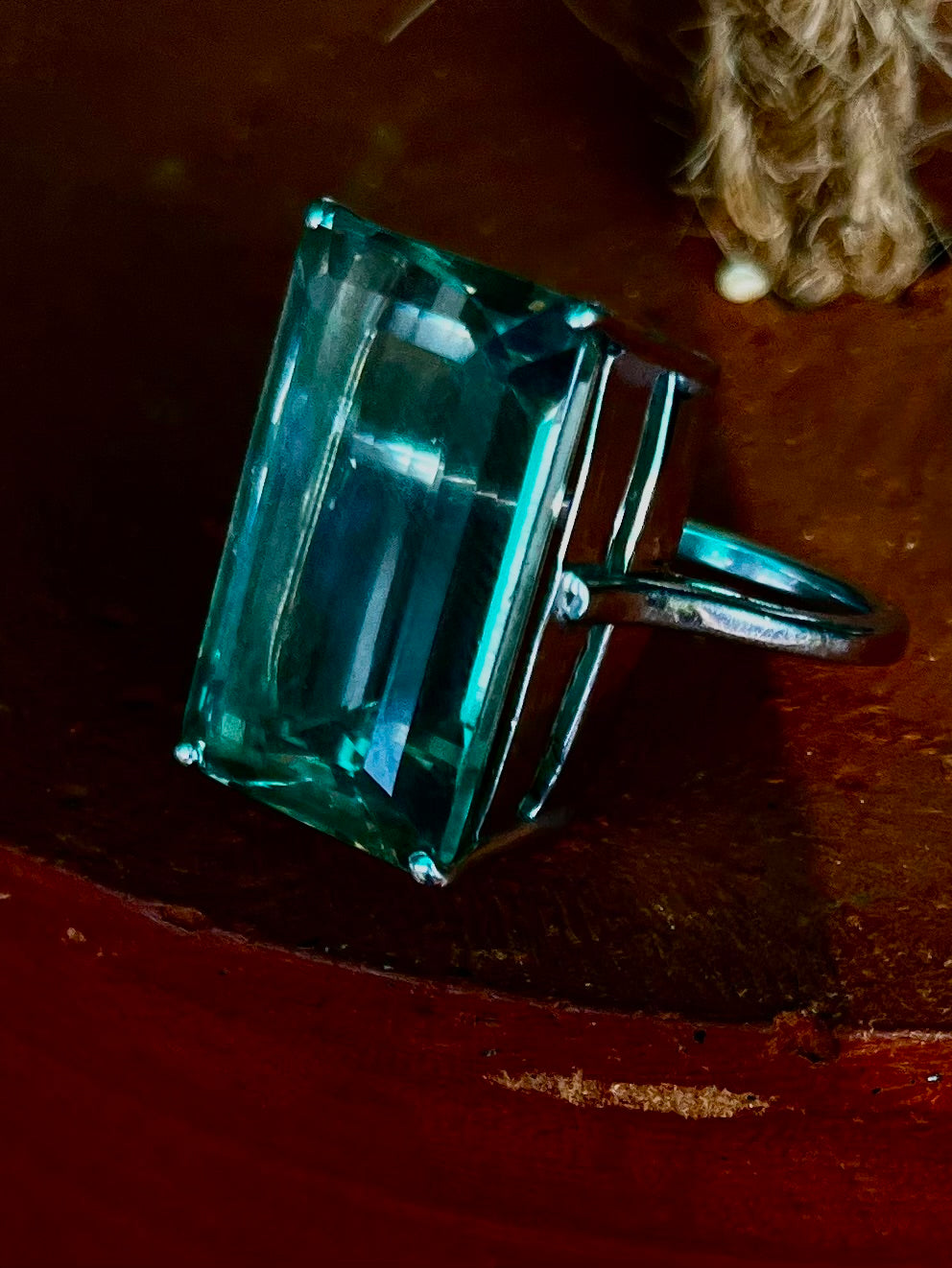 Exquisiter rechteckiger Ring mit grünem Amethyst aus 92,5er Silber