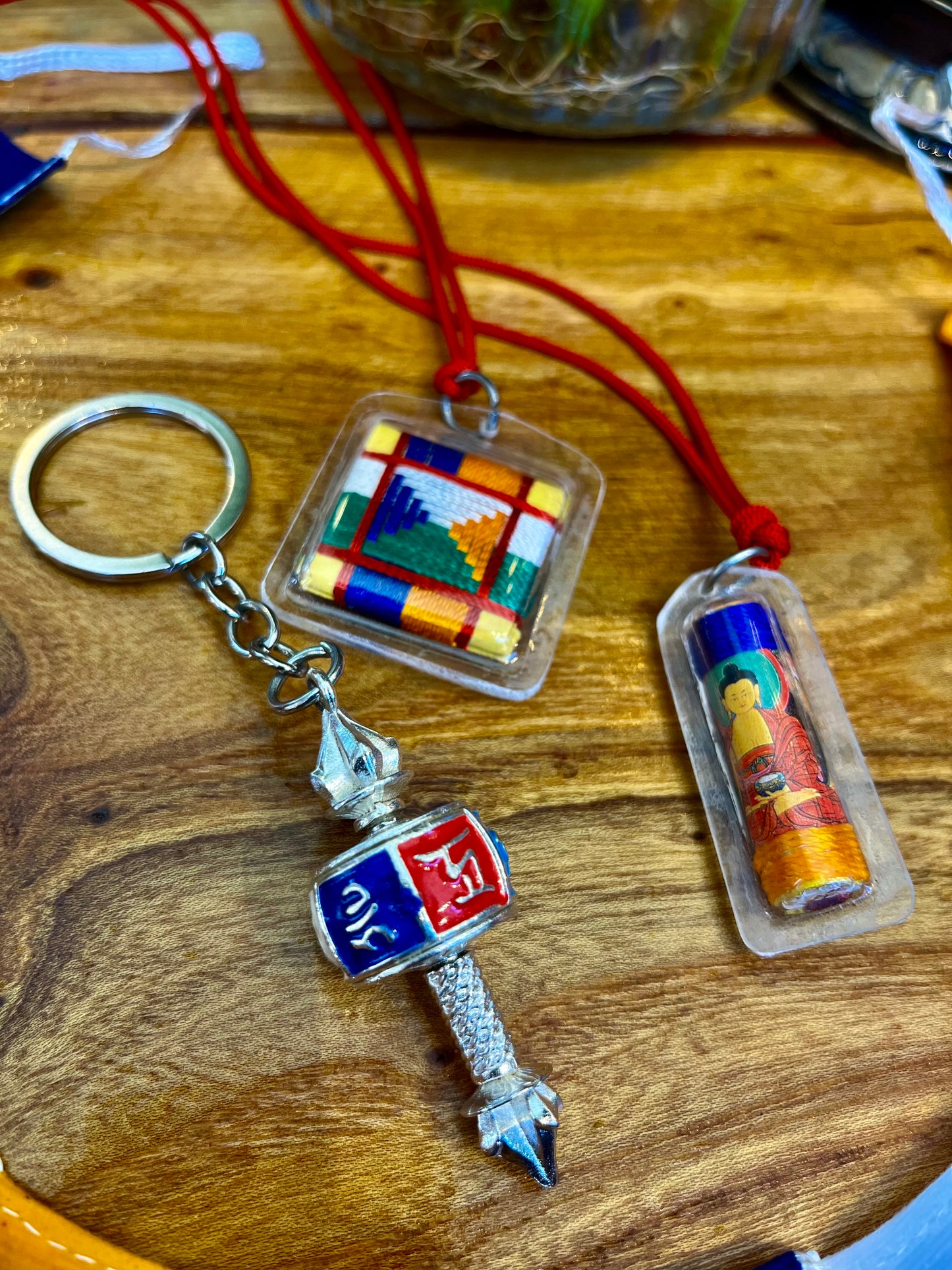 Spirituelles Schutzpaket: Gebetsfahnen, Gebetsmühlen-Schlüsselanhänger und Segen-Mandala-Amulett