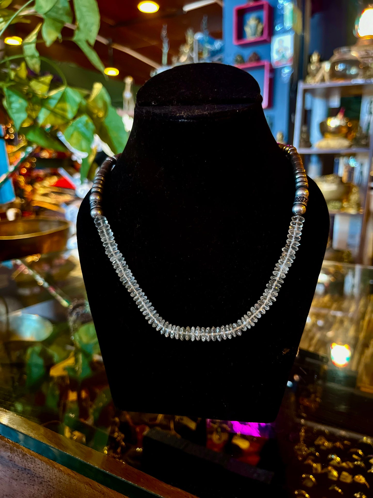 Exquisites Aquamarin-Collier mit handgearbeiteten Silberakzenten