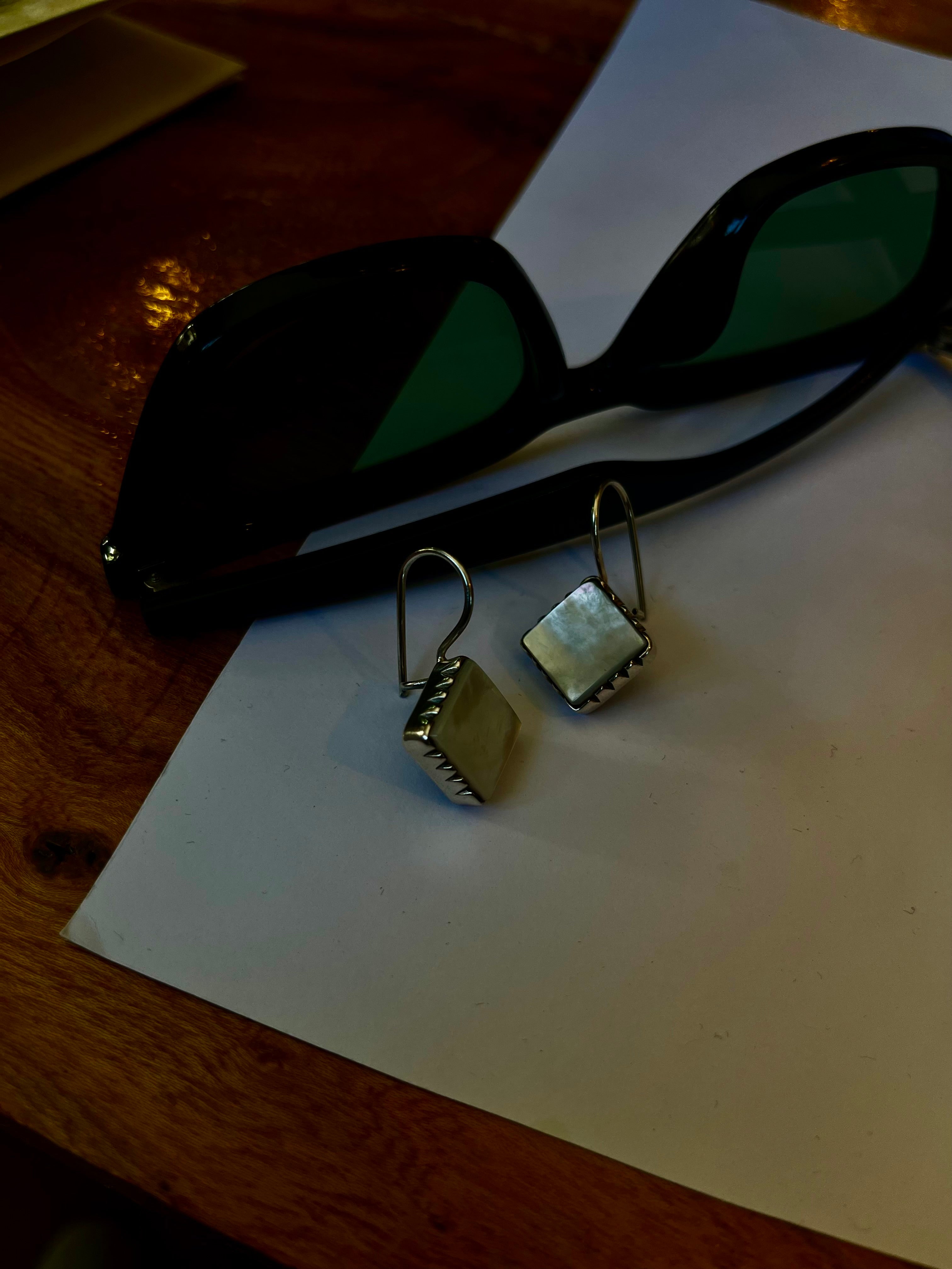 Elegant Silver Mother of Pearl Earrings with Rainbow Reflection and Zig-Zag Cut