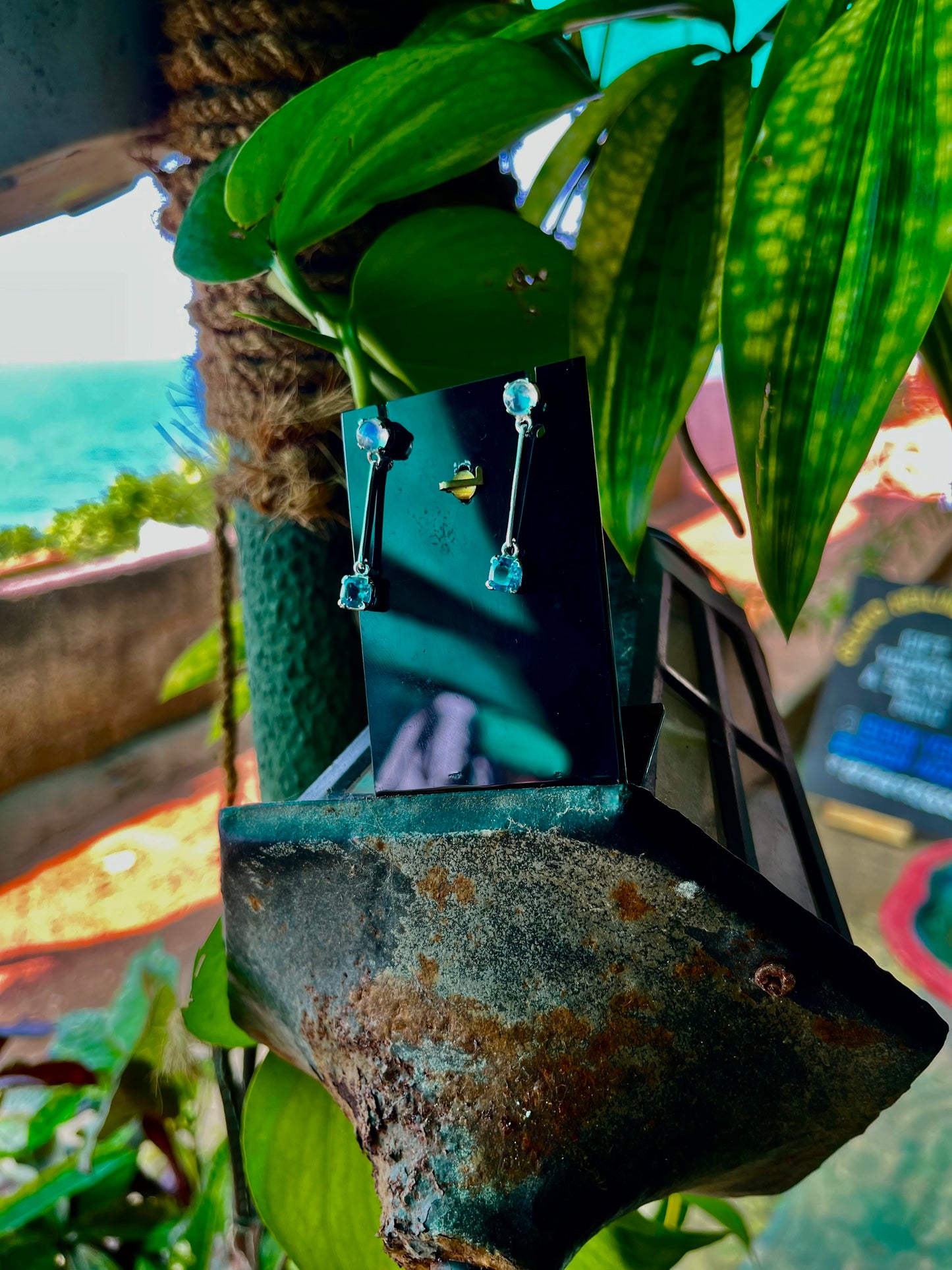 Elegante Ohrhänger aus blauem Topas und Mondstein in 92.5 Silber