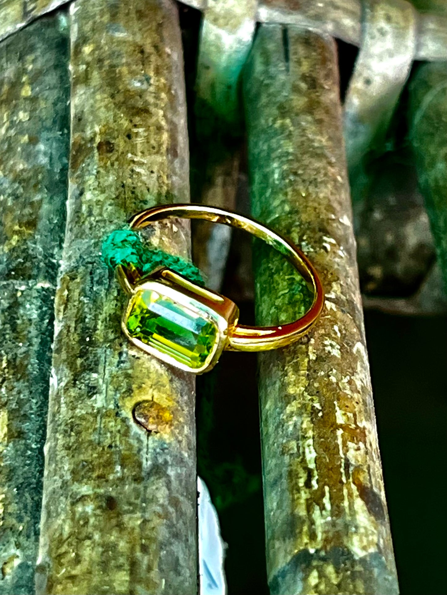 Handgefertigter Ring aus 18 Karat Gelbgold mit kissenförmigem Peridot – elegant und zeitlos