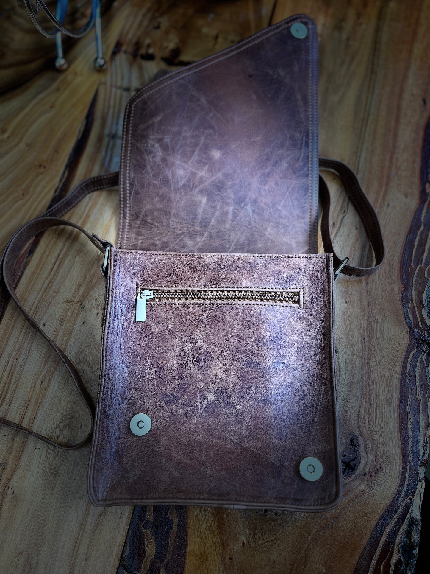 „Leder-Utensilientasche: iPad, Handy und Zubehör“