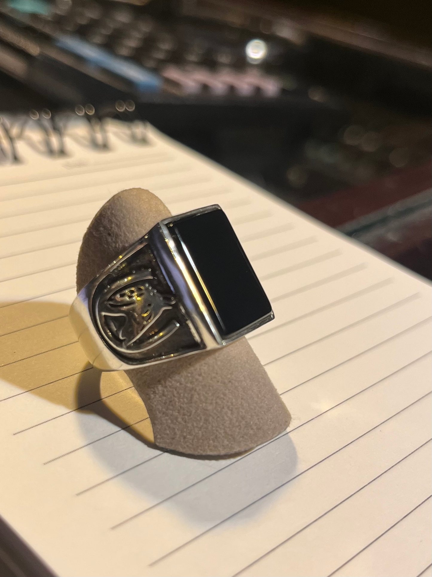 Handgefertigter Herrenring aus Silber 925 mit schwarzem Onyx, Pferdekopf- und Hufeisendesign