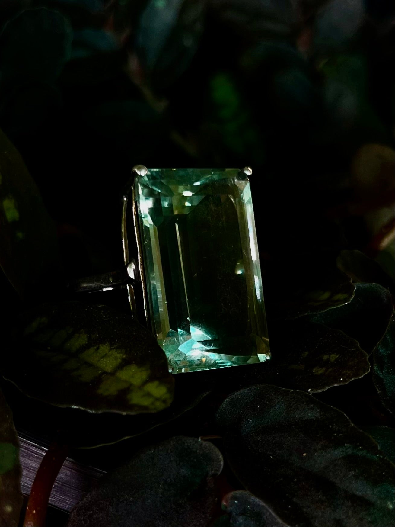 Exquisiter rechteckiger Ring mit grünem Amethyst aus 92,5er Silber