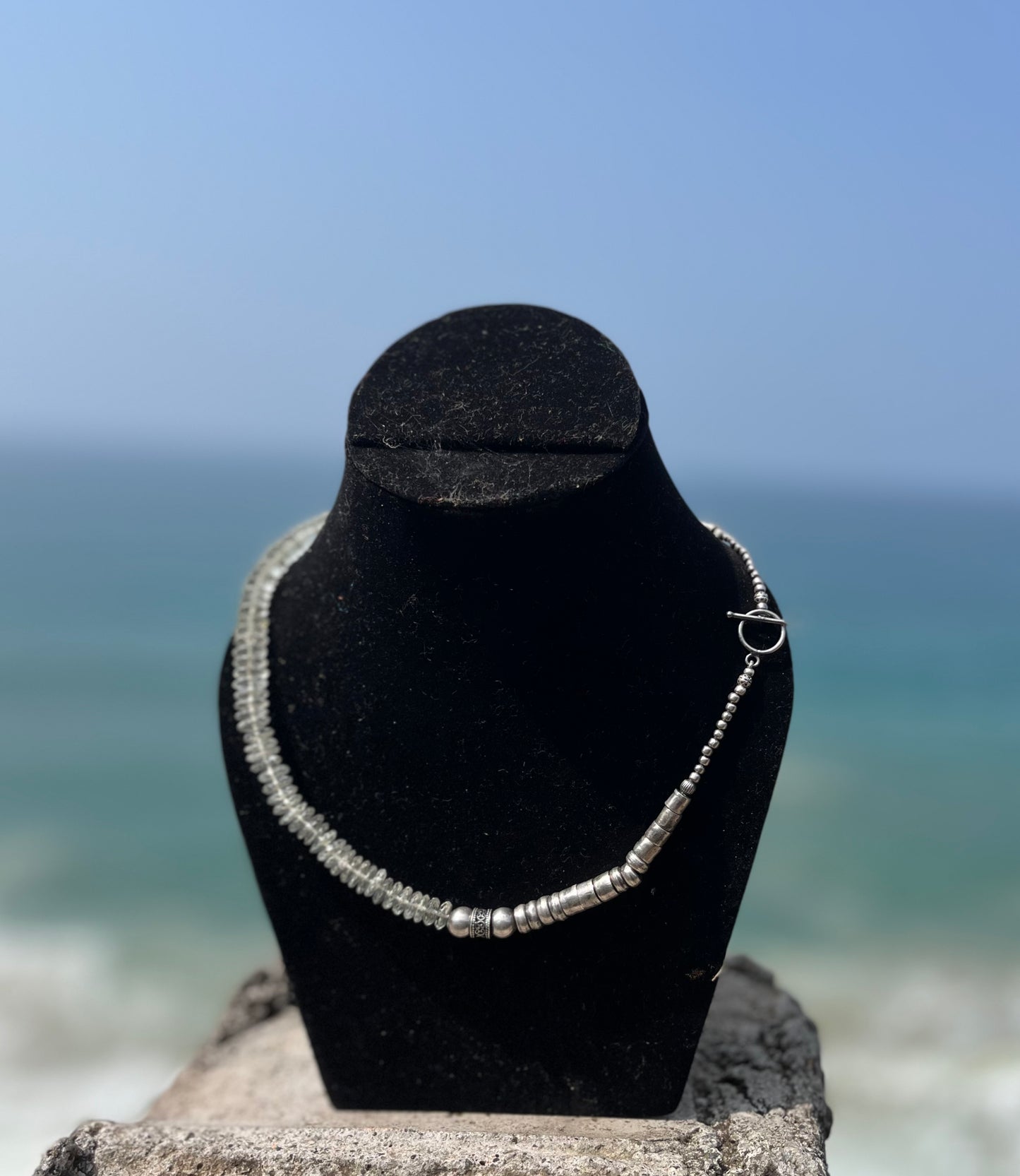 Exquisites Aquamarin-Collier mit handgearbeiteten Silberakzenten