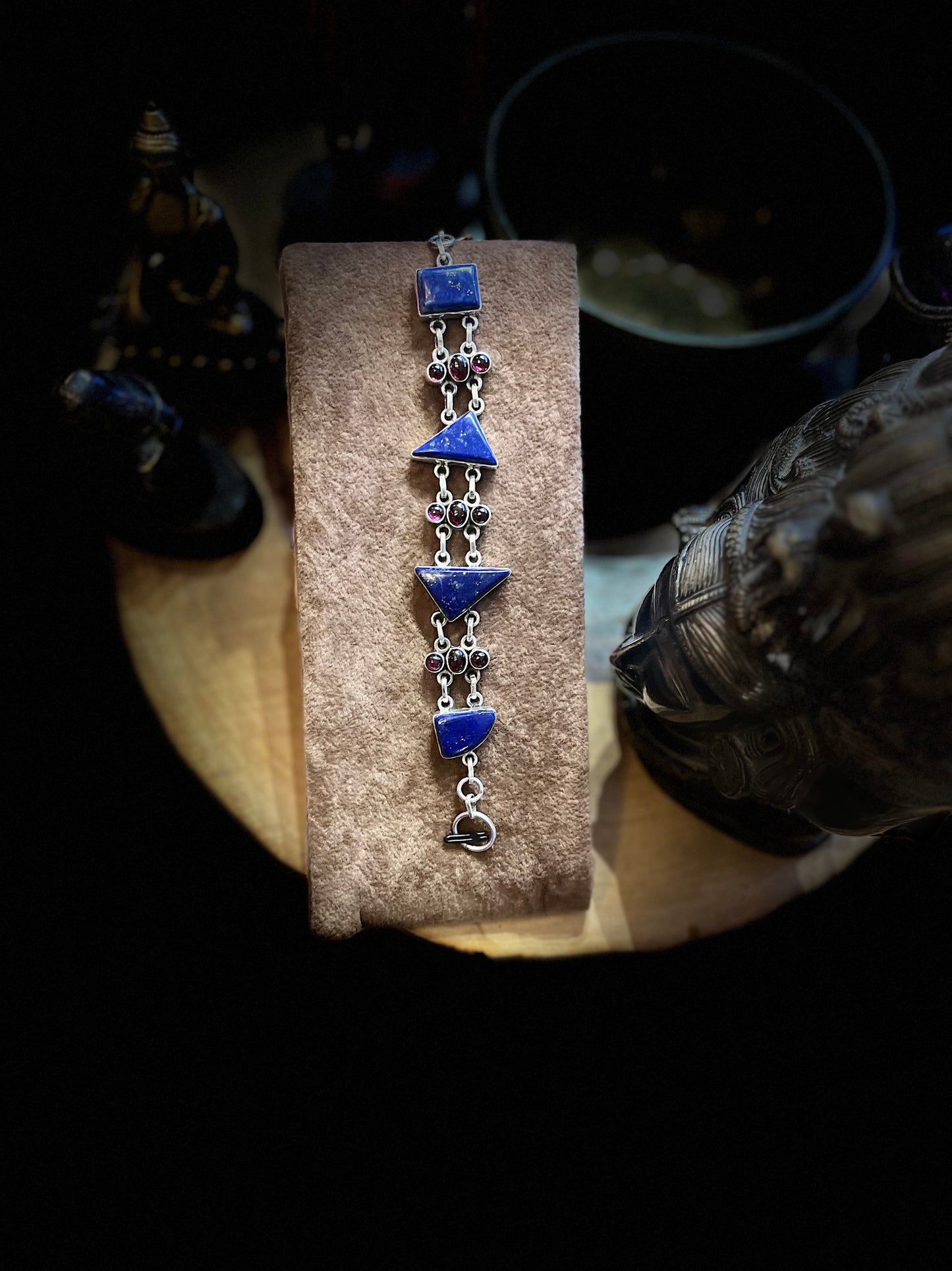 Elegantes Lapislazuli Dreieck- & runder Cabochon-Granat-Armreif aus massivem 92,5er Silber
