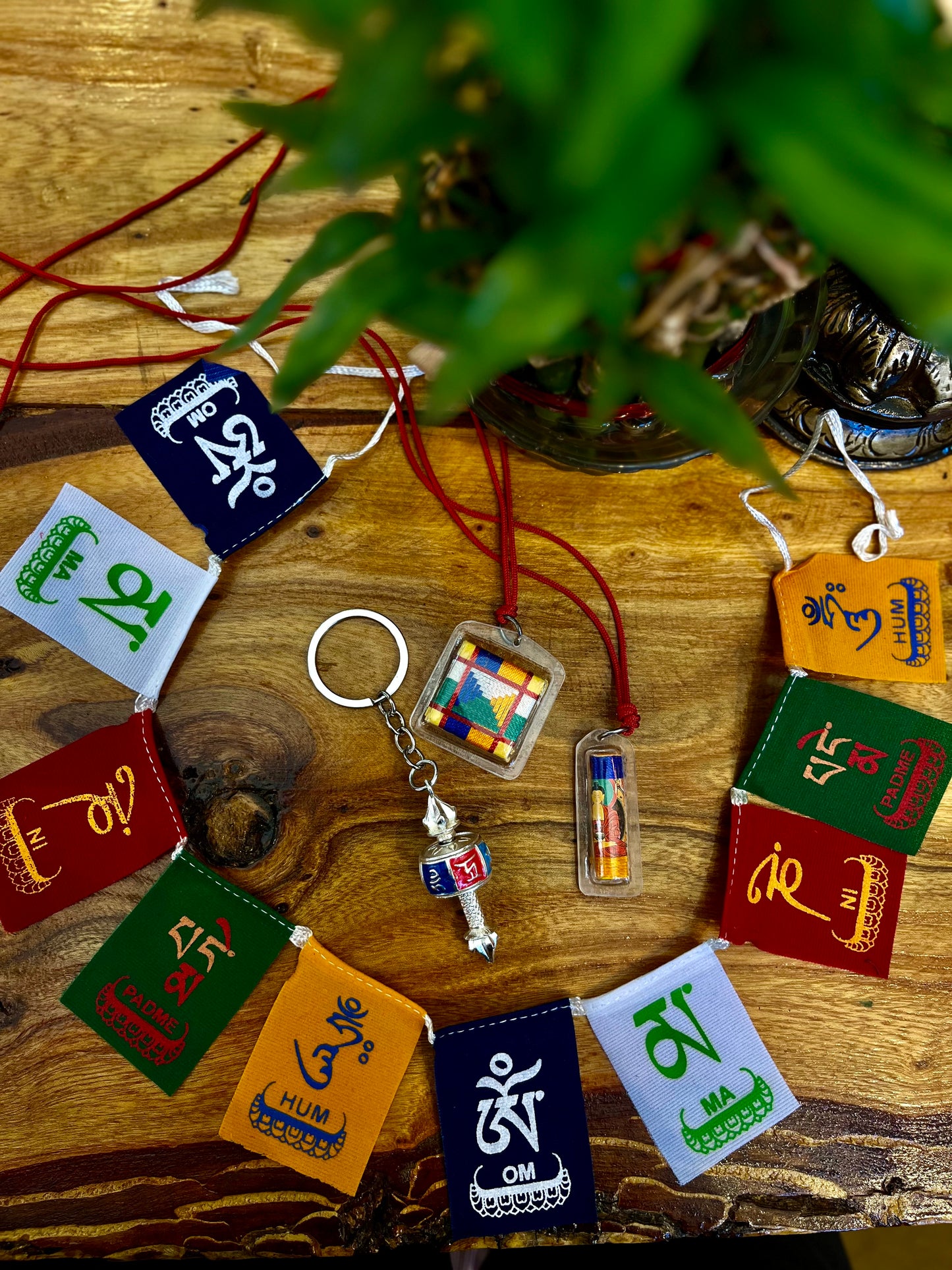 Spirituelles Schutzpaket: Gebetsfahnen, Gebetsmühlen-Schlüsselanhänger und Segen-Mandala-Amulett
