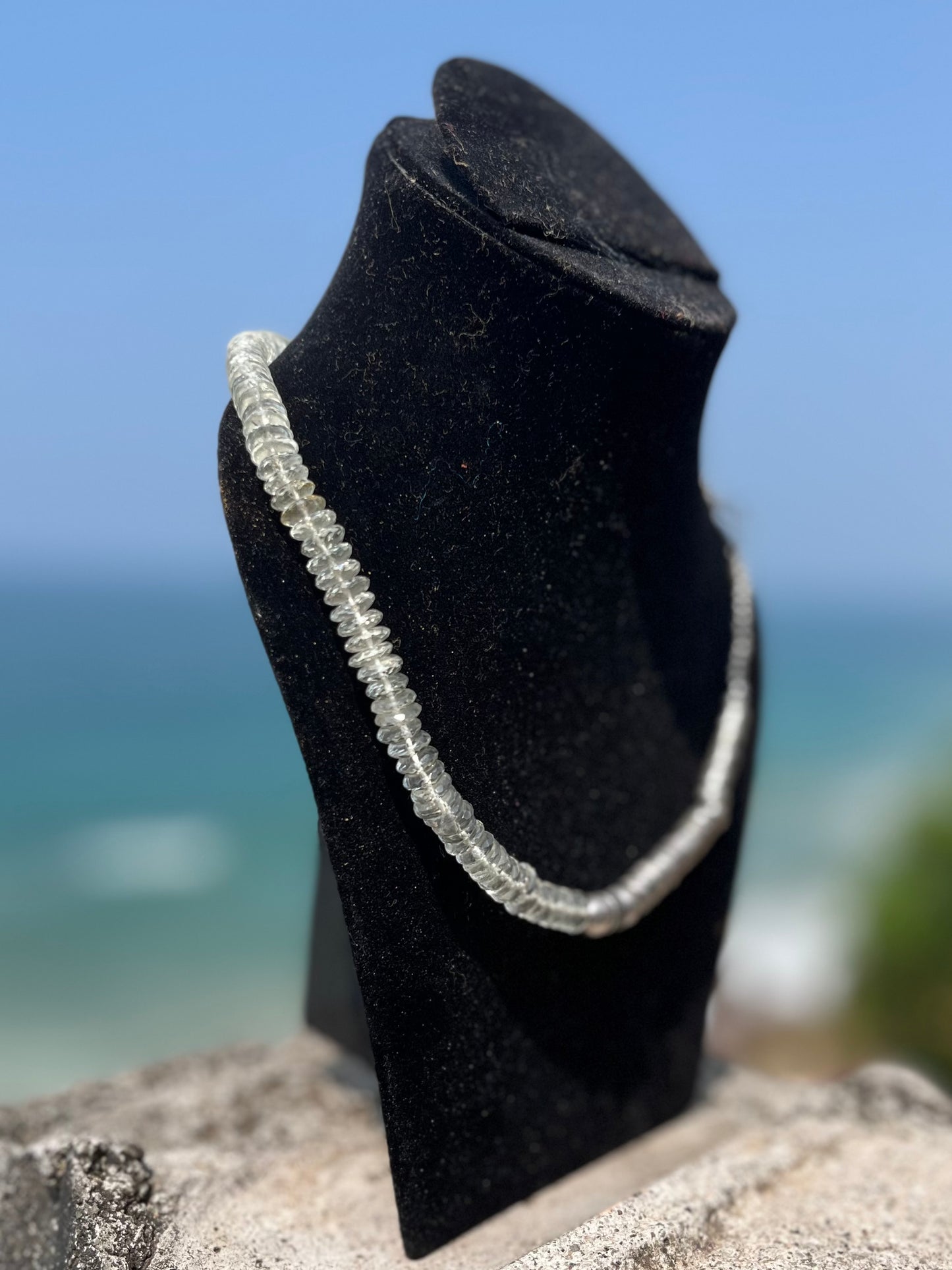 Exquisites Aquamarin-Collier mit handgearbeiteten Silberakzenten