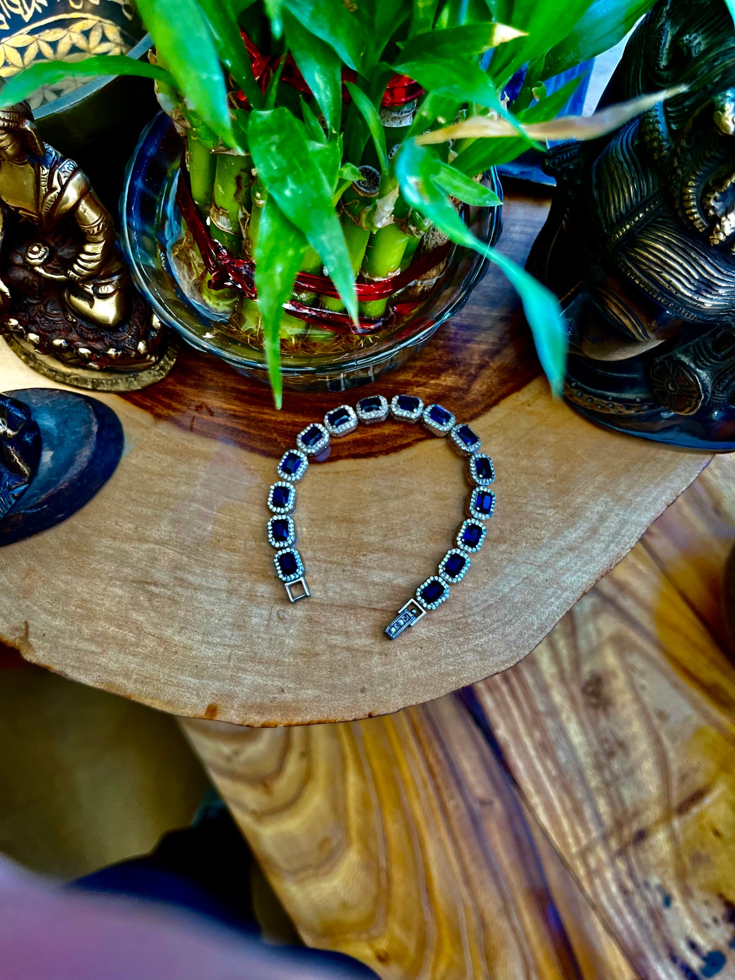 „Handgefertigte Saphir-Tennisarmbänder mit Himalaya-Kristallen: Exquisite Details und zeitlose Eleganz“