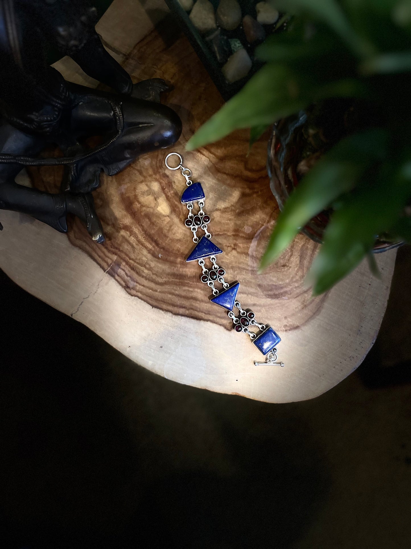 Elegantes Lapislazuli Dreieck- & runder Cabochon-Granat-Armreif aus massivem 92,5er Silber