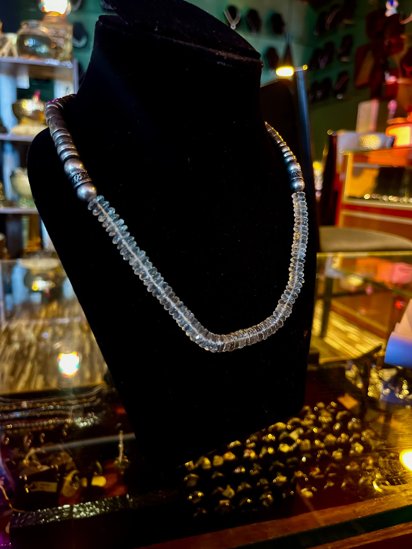 Exquisites Aquamarin-Collier mit handgearbeiteten Silberakzenten