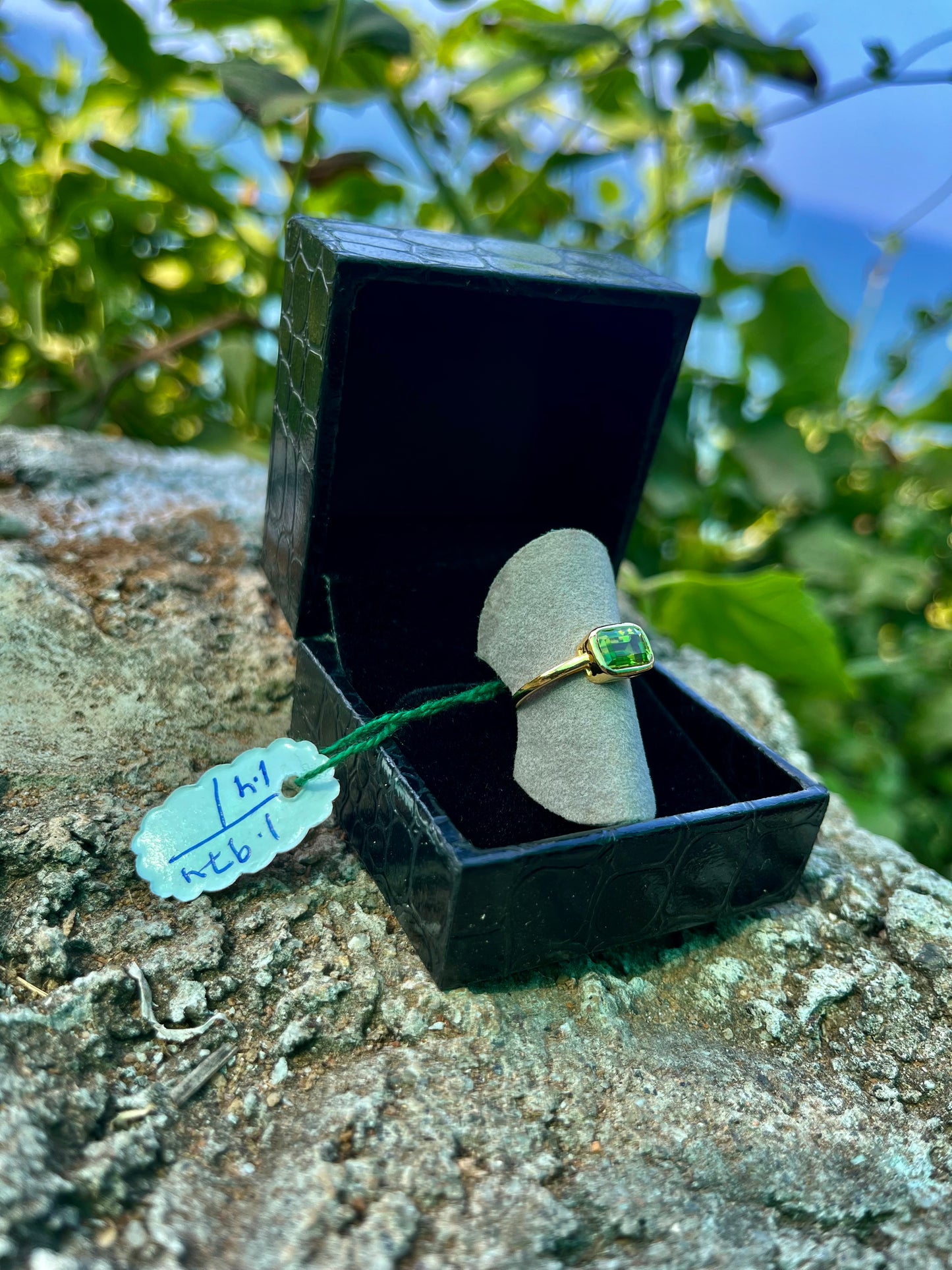 Handgefertigter Ring aus 18 Karat Gelbgold mit kissenförmigem Peridot – elegant und zeitlos