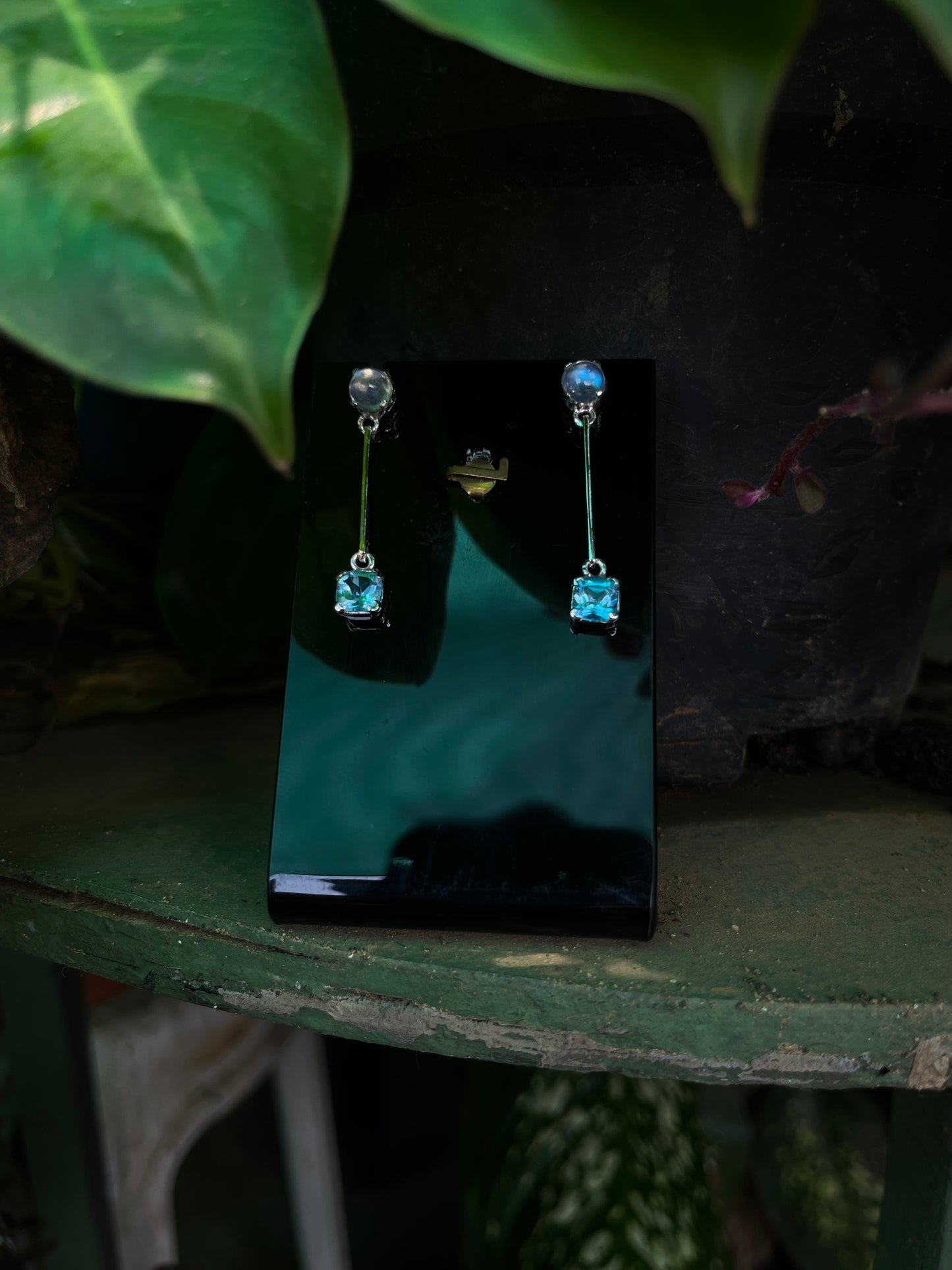 Elegante Ohrhänger aus blauem Topas und Mondstein in 92.5 Silber