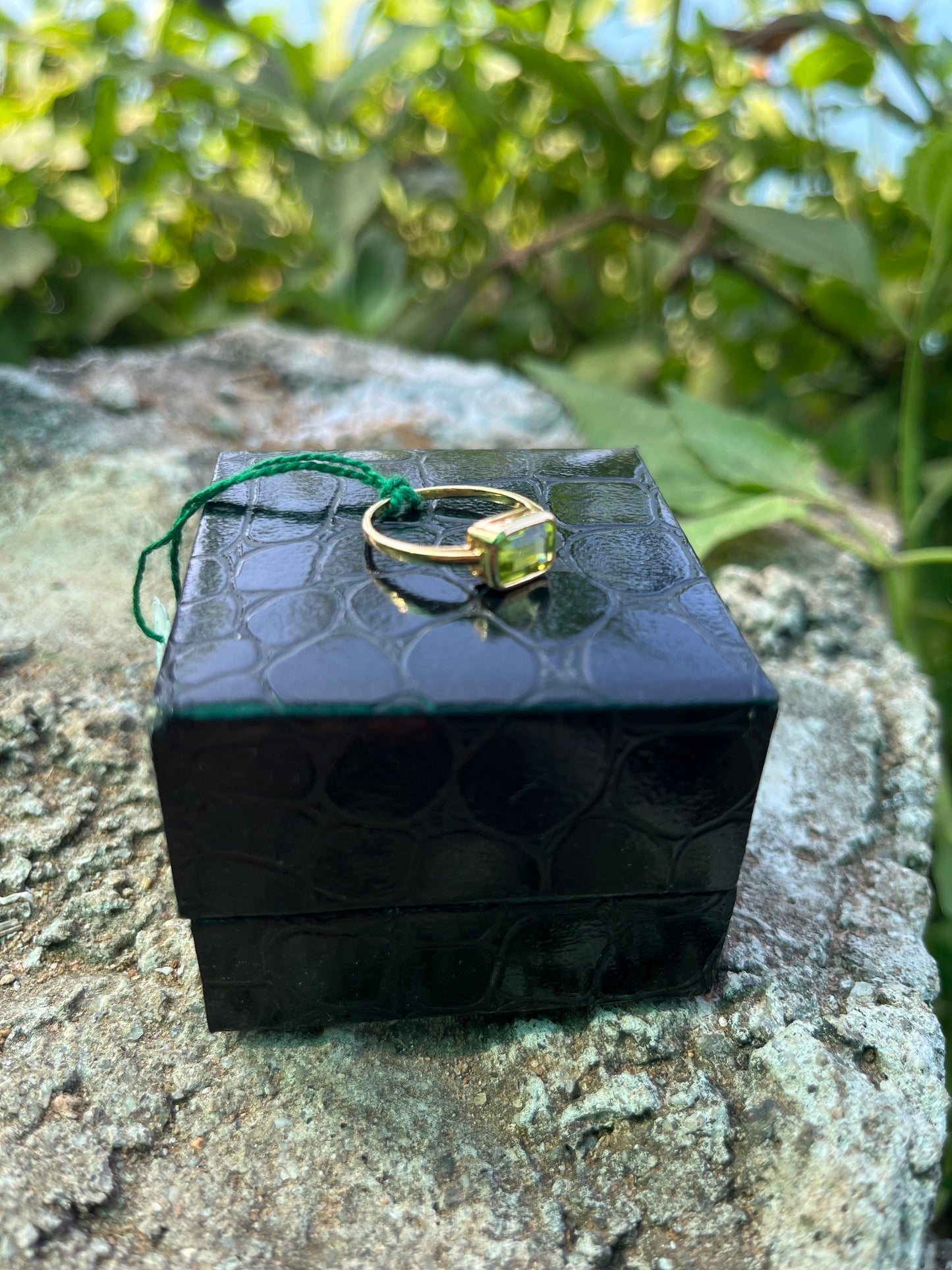 Handgefertigter Ring aus 18 Karat Gelbgold mit kissenförmigem Peridot – elegant und zeitlos