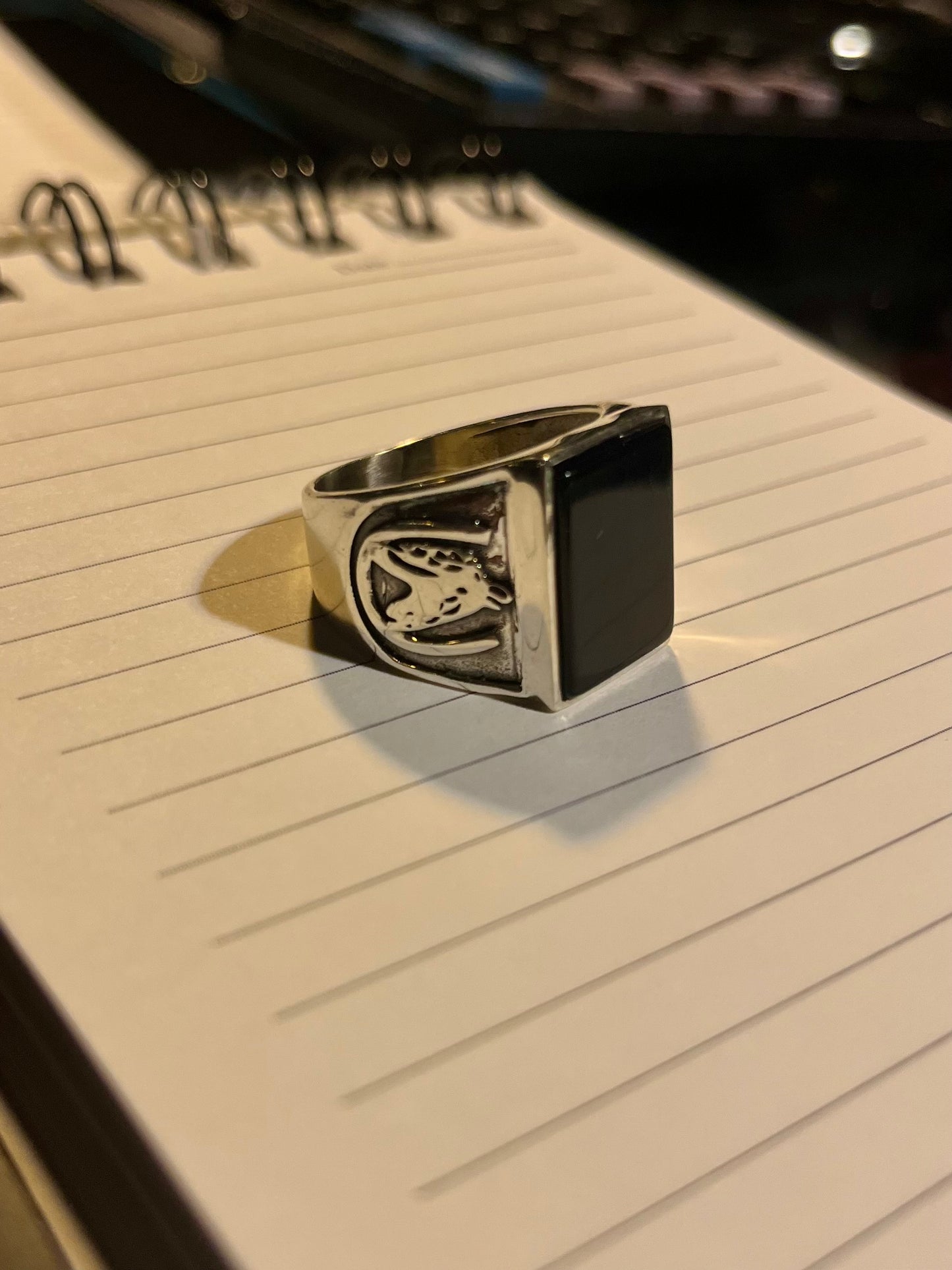 Handgefertigter Herrenring aus Silber 925 mit schwarzem Onyx, Pferdekopf- und Hufeisendesign