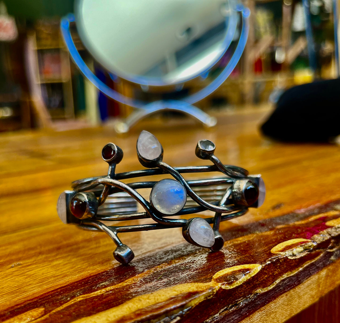 😊🌟„Handgefertigter Armreif aus Sterlingsilber mit Granat-, Rosenquarz- und Mondstein-Cabochon“