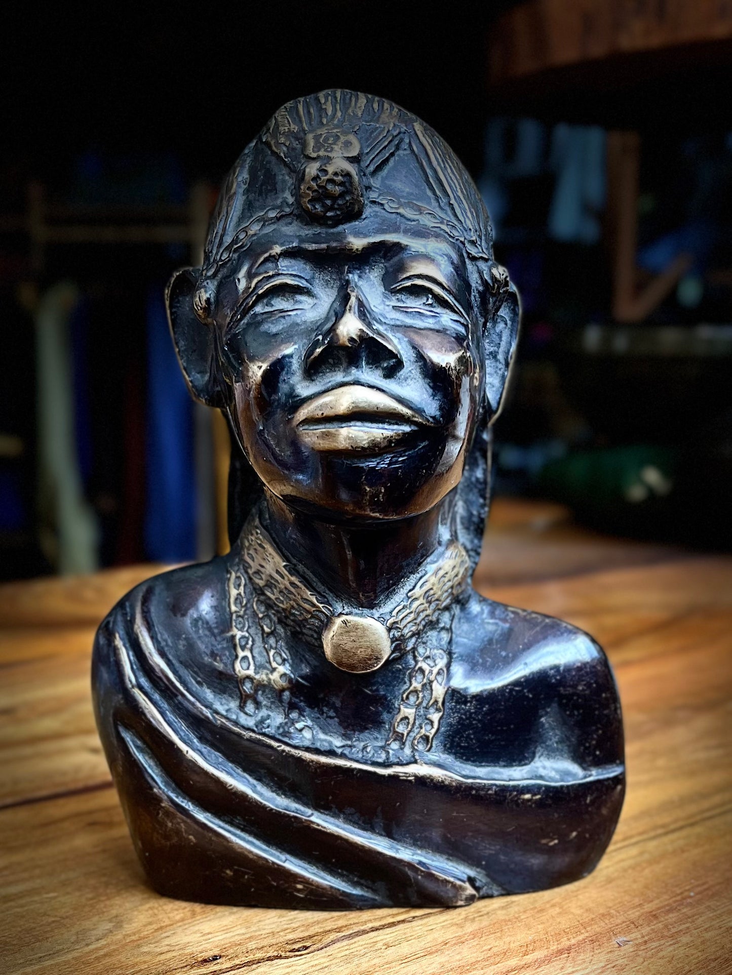 „Zeitlose Eleganz: Die Bronzestatuen antiker afrikanischer Frauen“