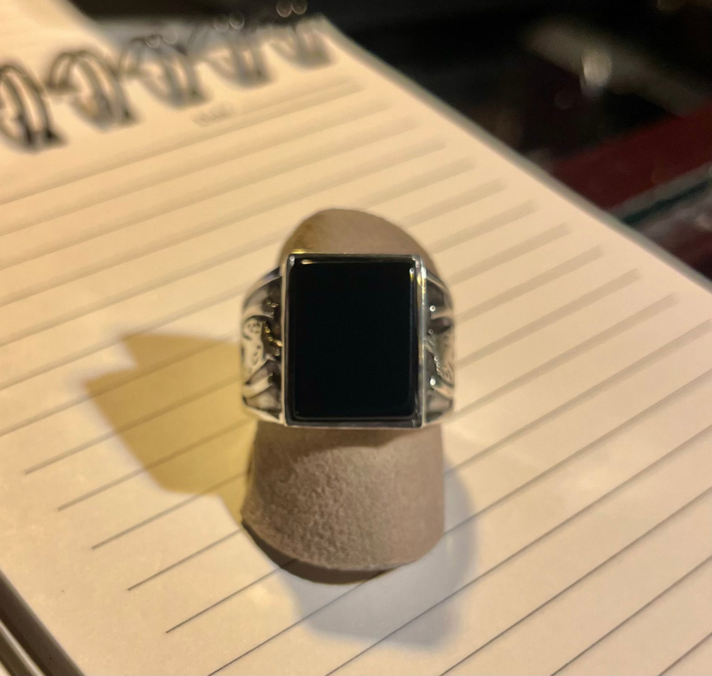 Handgefertigter Herrenring aus Silber 925 mit schwarzem Onyx, Pferdekopf- und Hufeisendesign