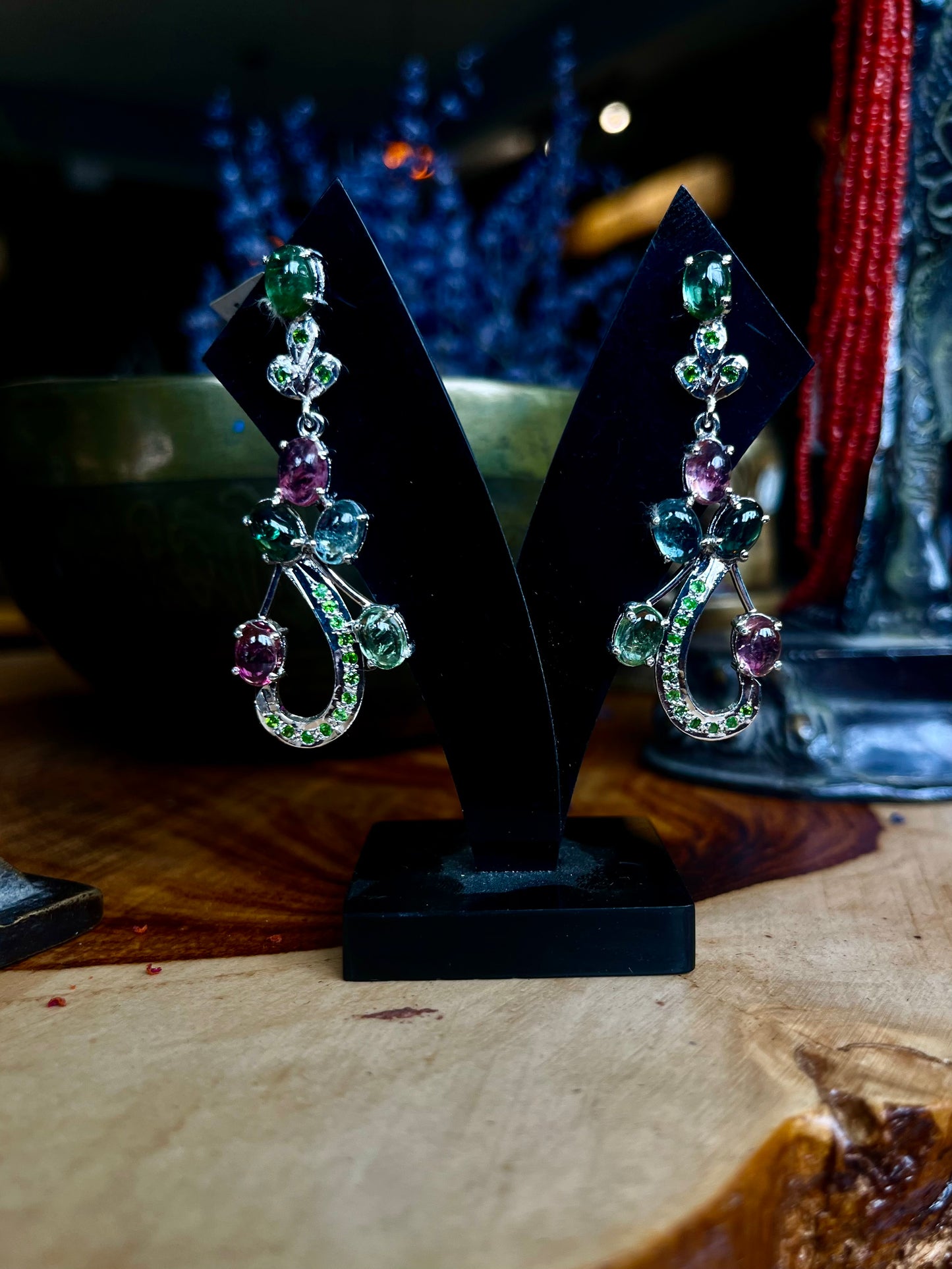 Elegante mehrfarbige Saphir- & winzige Smaragd-Ohrringe – 92.5 Sterling Silber, Platinbeschichtet