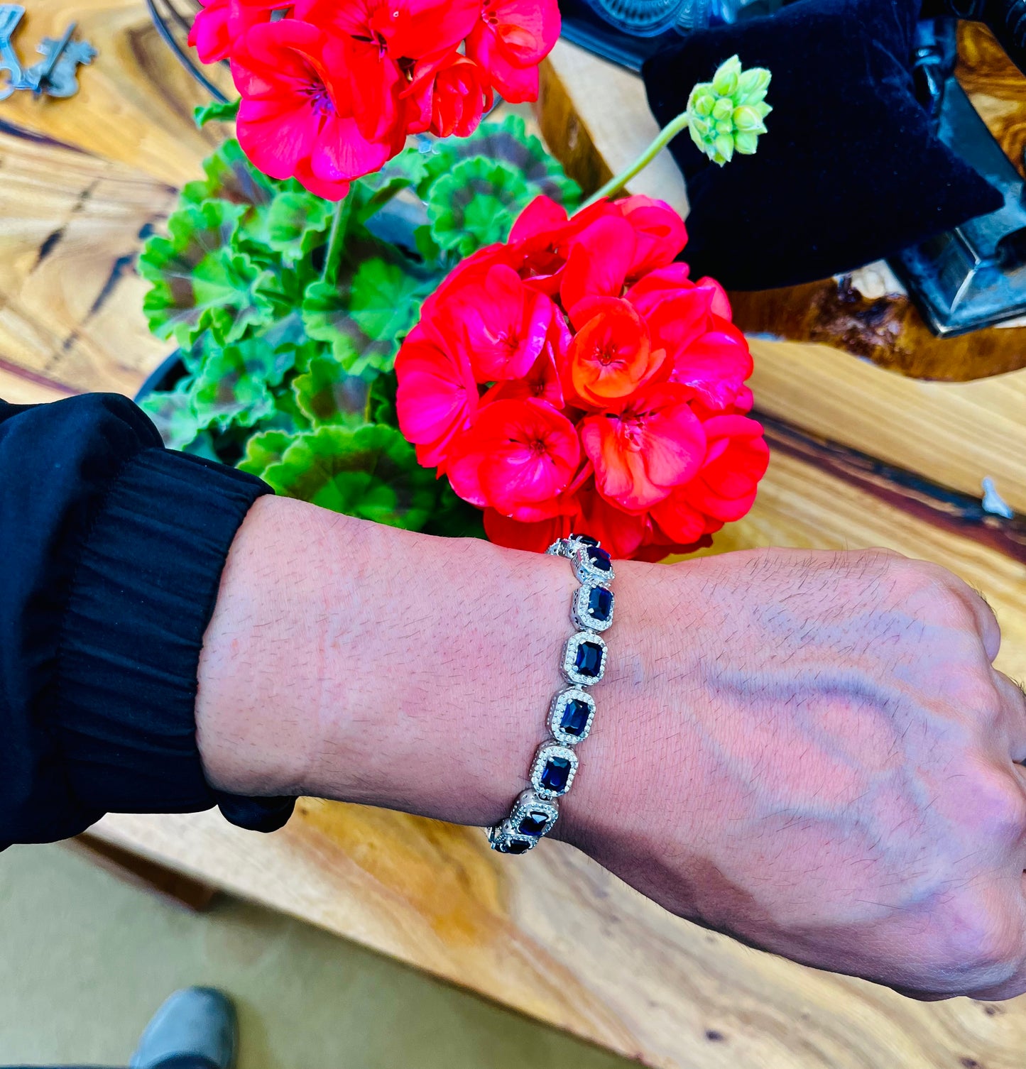 „Handgefertigte Saphir-Tennisarmbänder mit Himalaya-Kristallen: Exquisite Details und zeitlose Eleganz“