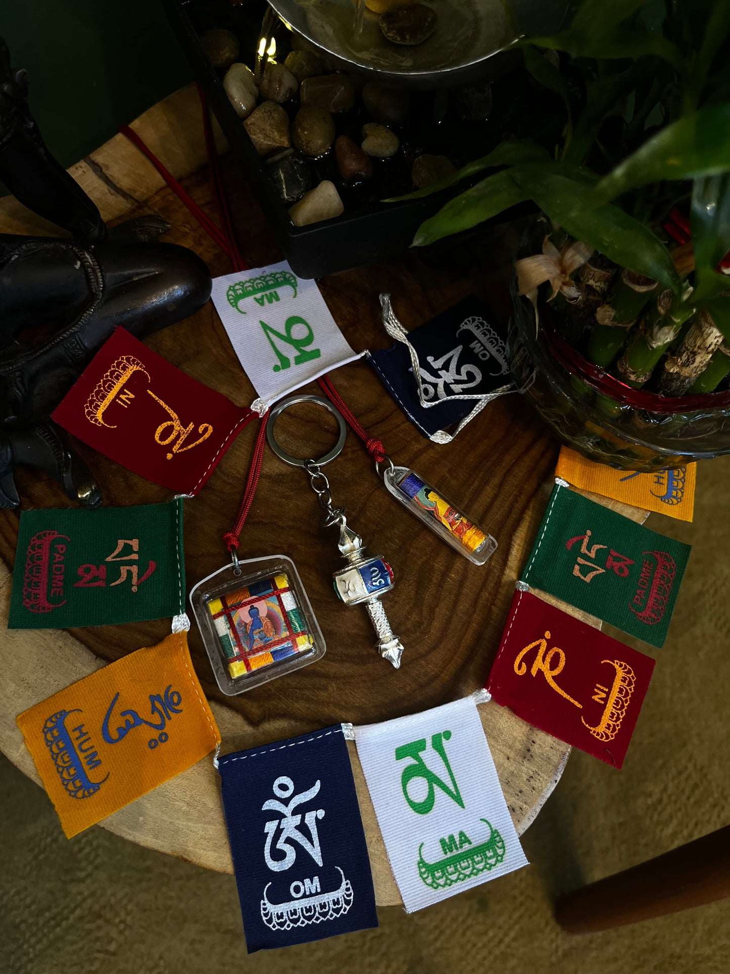Spirituelles Schutzpaket: Gebetsfahnen, Gebetsmühlen-Schlüsselanhänger und Segen-Mandala-Amulett