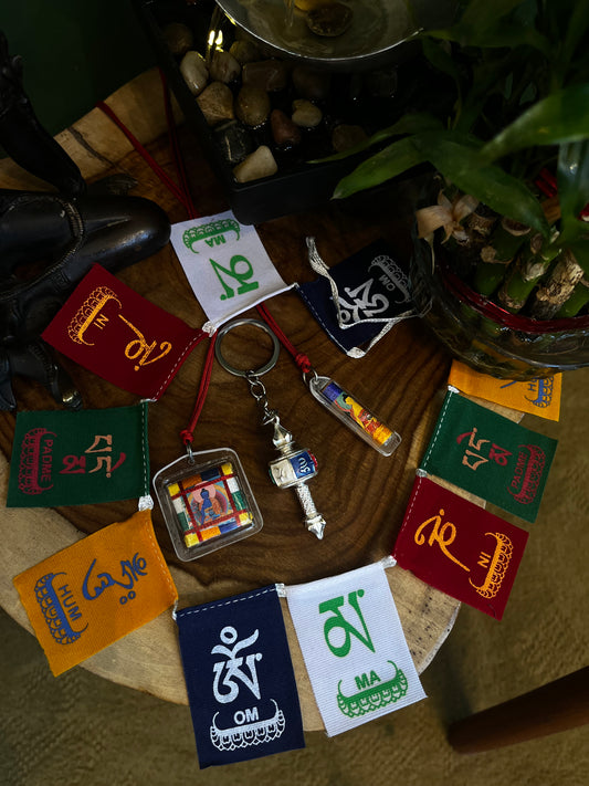 Spirituelles Schutzpaket: Gebetsfahnen, Gebetsmühlen-Schlüsselanhänger und Segen-Mandala-Amulett