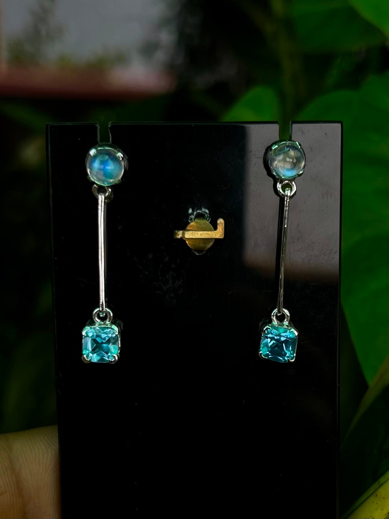 Elegante Ohrhänger aus blauem Topas und Mondstein in 92.5 Silber