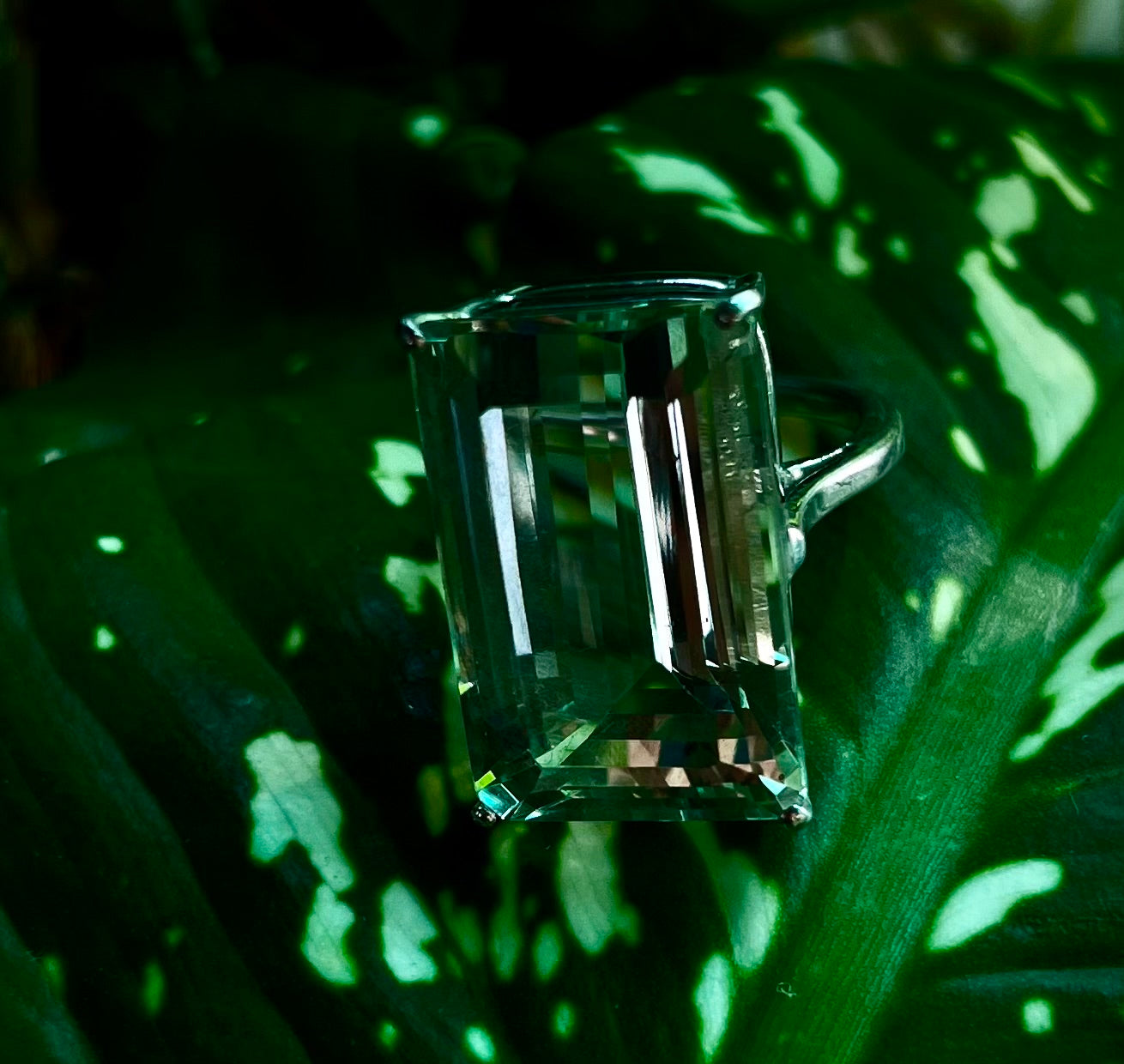 Exquisiter rechteckiger Ring mit grünem Amethyst aus 92,5er Silber