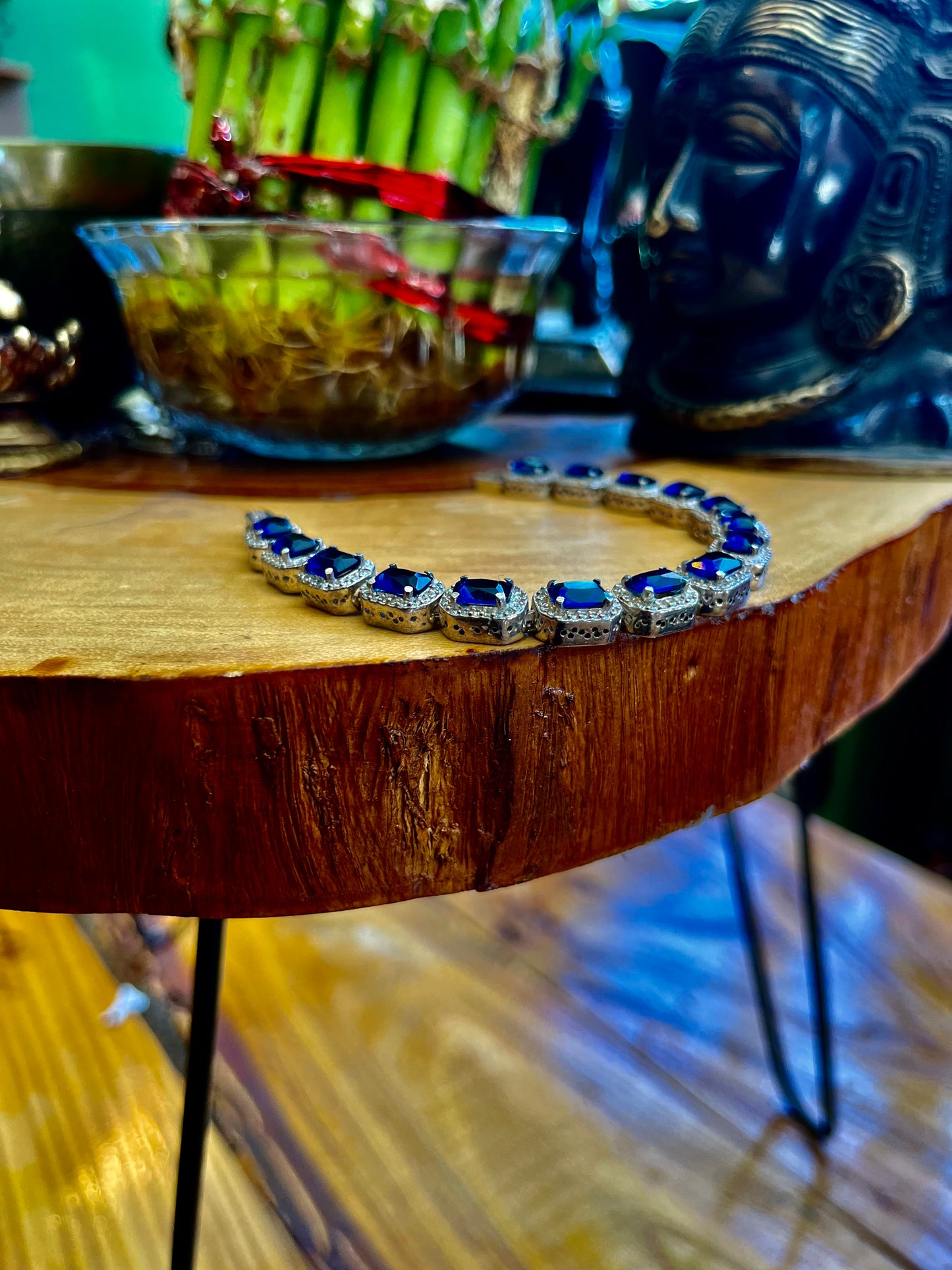 „Handgefertigte Saphir-Tennisarmbänder mit Himalaya-Kristallen: Exquisite Details und zeitlose Eleganz“
