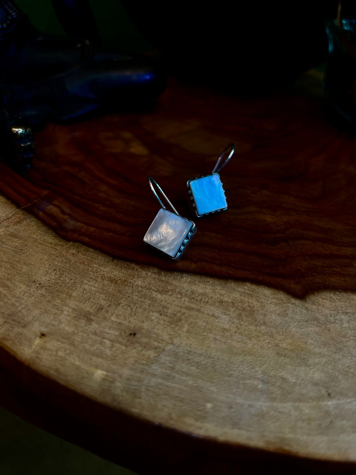 Elegante Silber-Ohrringe mit Perlmutteinlagen, Regenbogenschimmer und Zickzack-Schliff