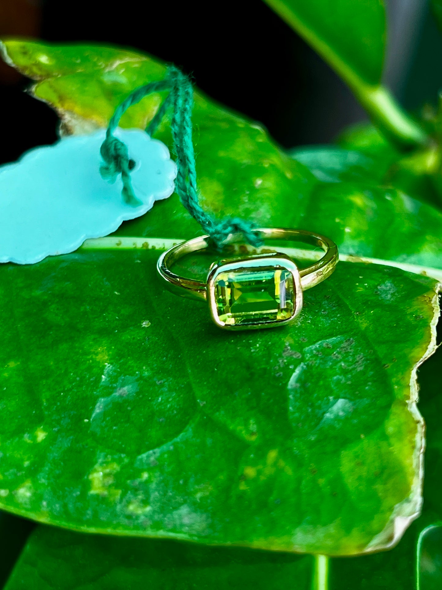 Handgefertigter Ring aus 18 Karat Gelbgold mit kissenförmigem Peridot – elegant und zeitlos