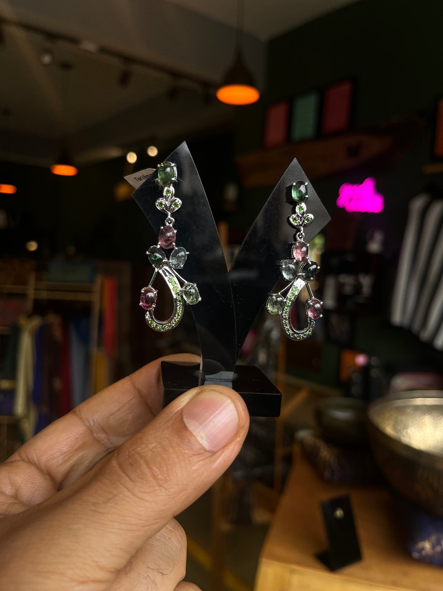 Elegante mehrfarbige Saphir- & winzige Smaragd-Ohrringe – 92.5 Sterling Silber, Platinbeschichtet