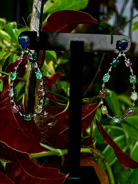 Exquisite Ohrringe mit Rubinen, Saphiren, Smaragden und Diamanten in 92,5er Silber mit schwarzer Rhodiumbeschichtung