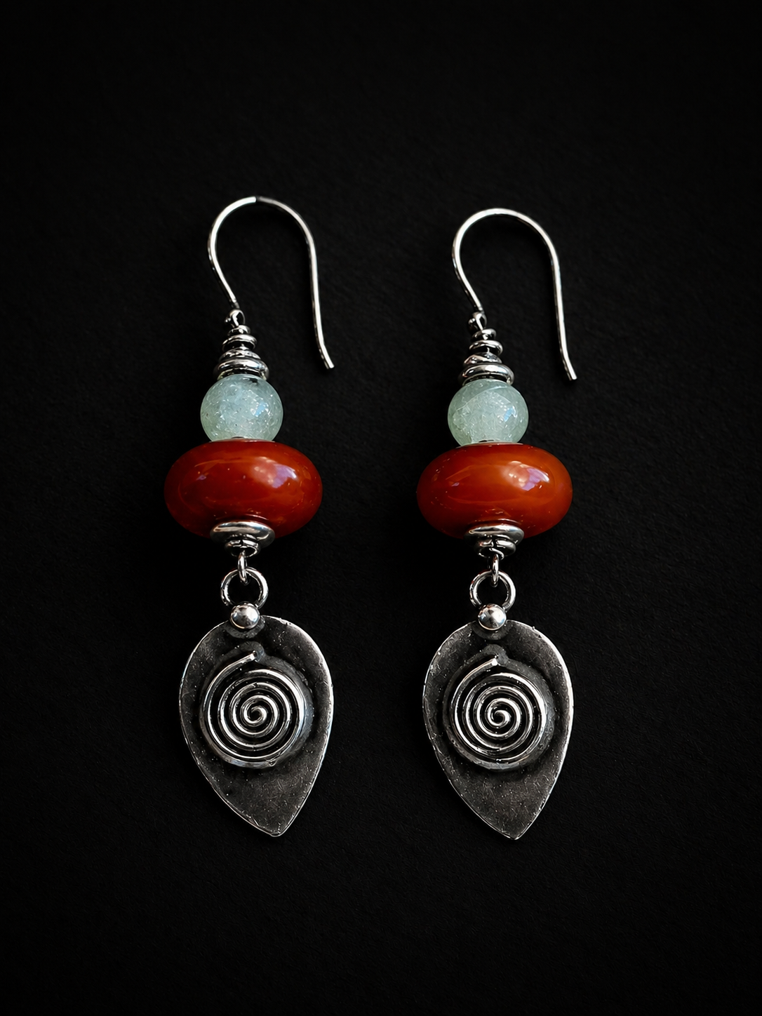 Elegante Spiralohrringe mit Karneol- und Aquamarinsteinen