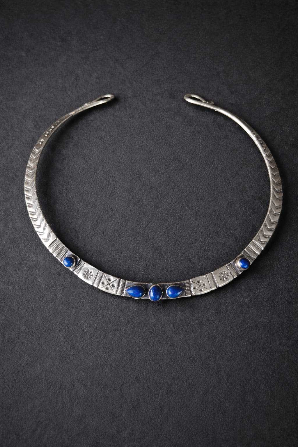 Antikes Halsband mit Lapislazuli-Steinen aus 92,5er Silber