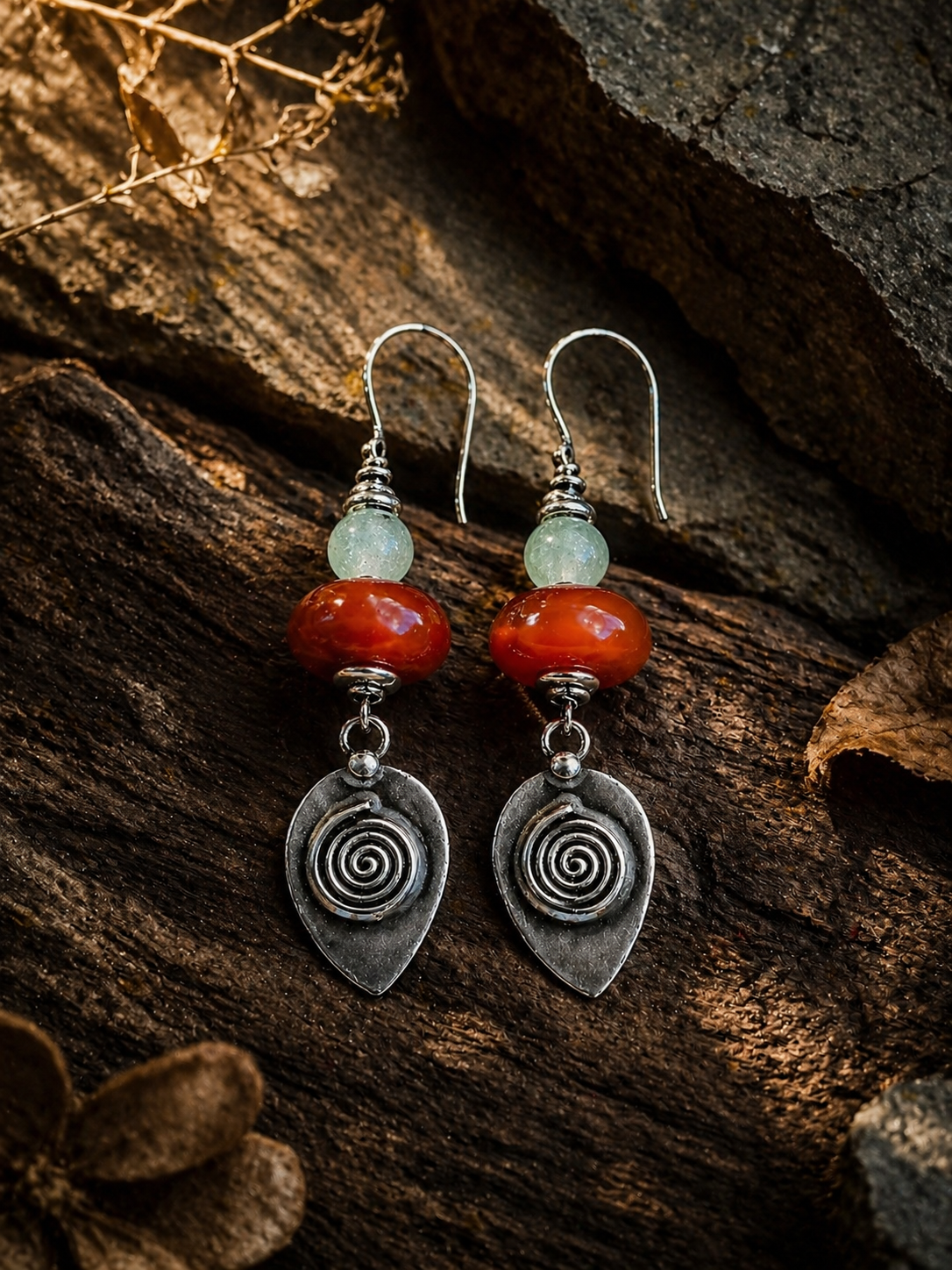 Elegante Spiralohrringe mit Karneol- und Aquamarinsteinen