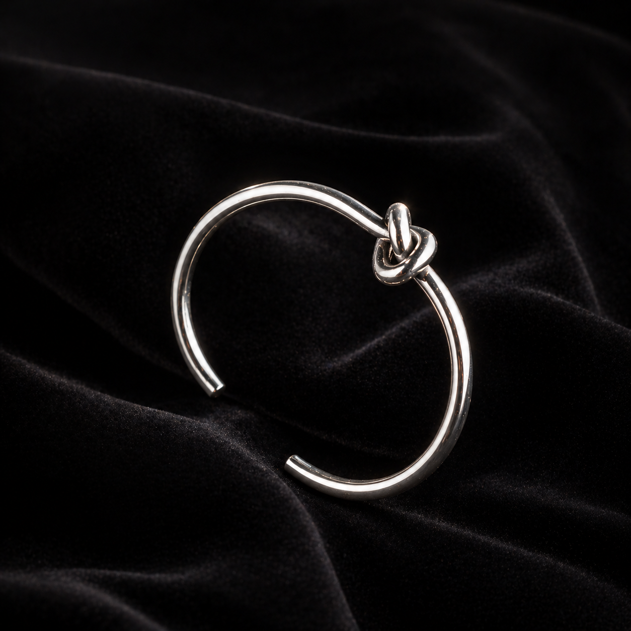 Hauch von Eleganz: Handgefertigter 92,5er Silber-Knoten-Armreif